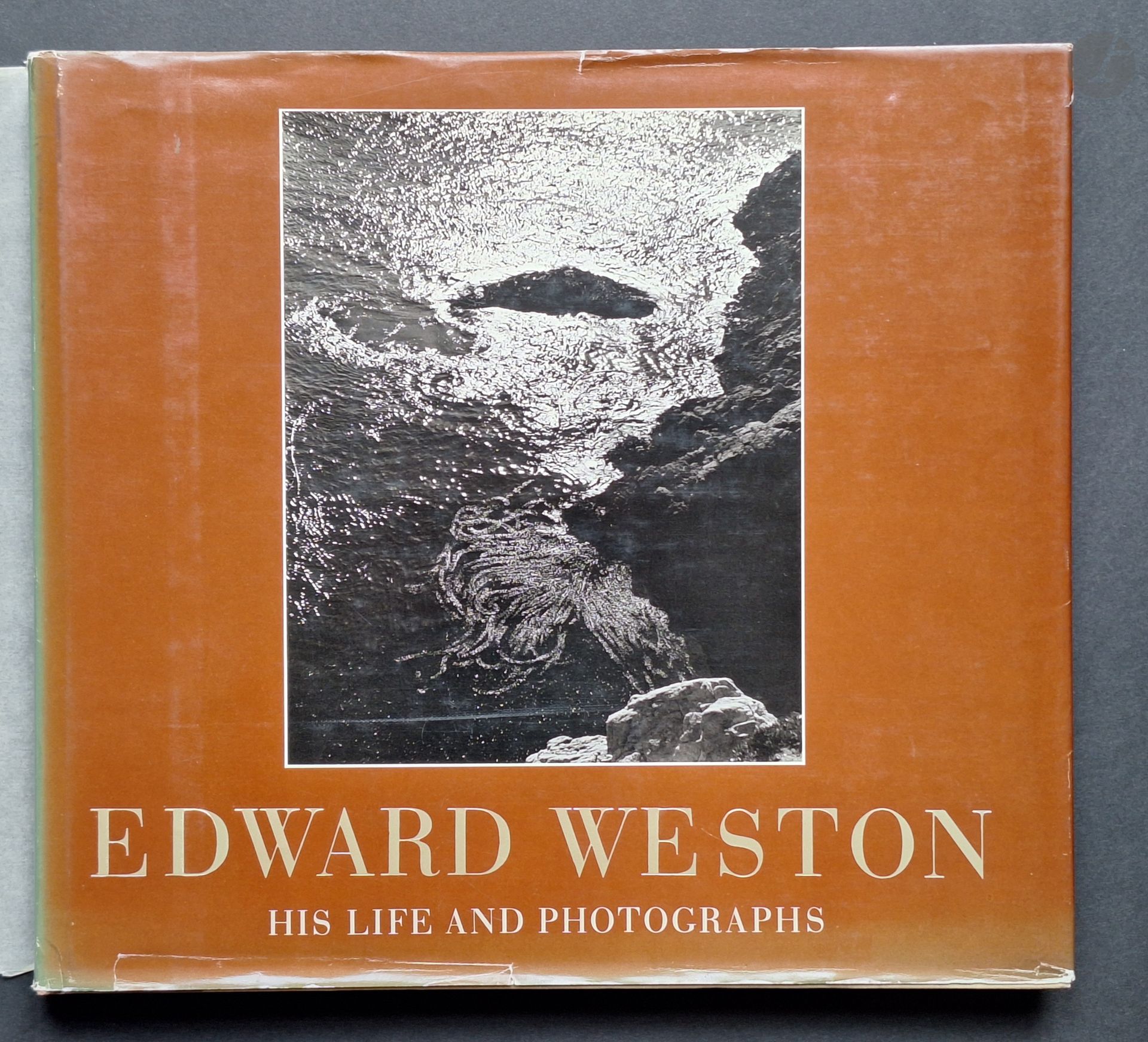 WESTON, EDWARD (1886-1958)
His Life and Photographs.
Aperture, 1979.
In-4 (35 x 31 cm). Édition revue et augmentée. Postface de Cole Weston. Relié avec jaquette.