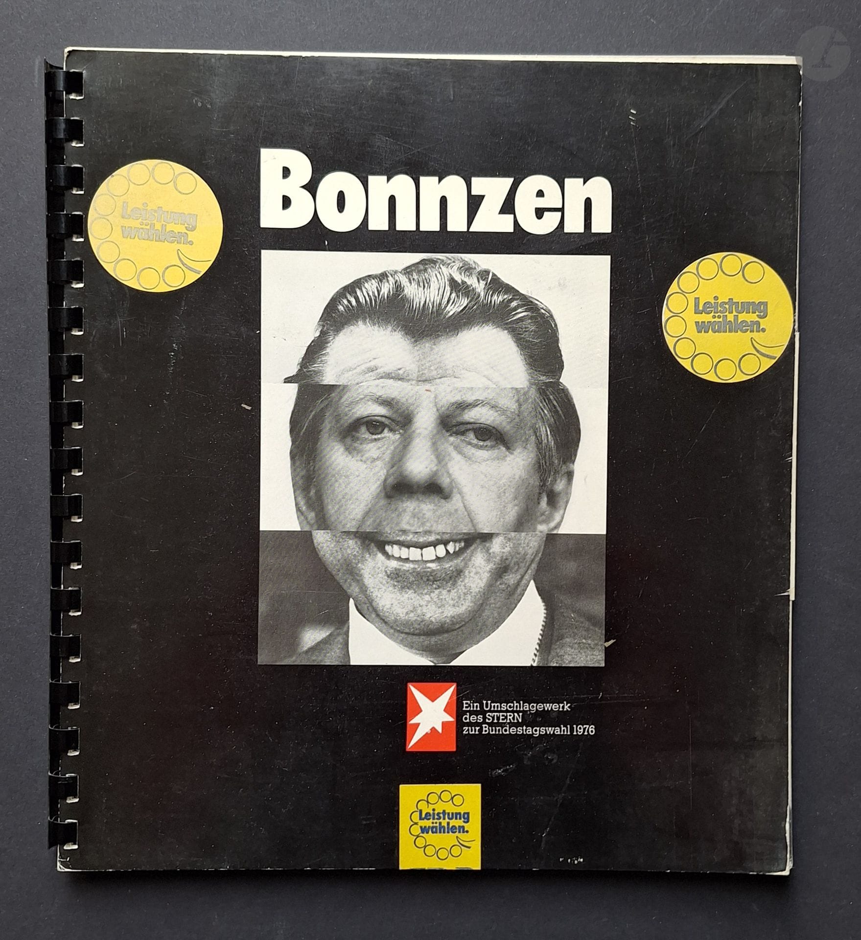 Bonnzen.
Ein Umschlagewerk des STERN zur Bundestagswahl 1976.
Stern, 1976.
Format 25 x 22,5 cm. Amusant livre permettant à partir de 23 portraits d'hommes politiques allemands de créer de nouveaux visages. On y retrouve, entre autres, les portraits de Helmut Schmidt, Willy Brandt, Helmut Kohl, Walter Arendt, Annemarie Renger, e.a. Conception et mise en page de Wolfgang Behnken, sur une idée de Graziela Preiser et Peter Brasch. Reliure spirale d'éditeur.