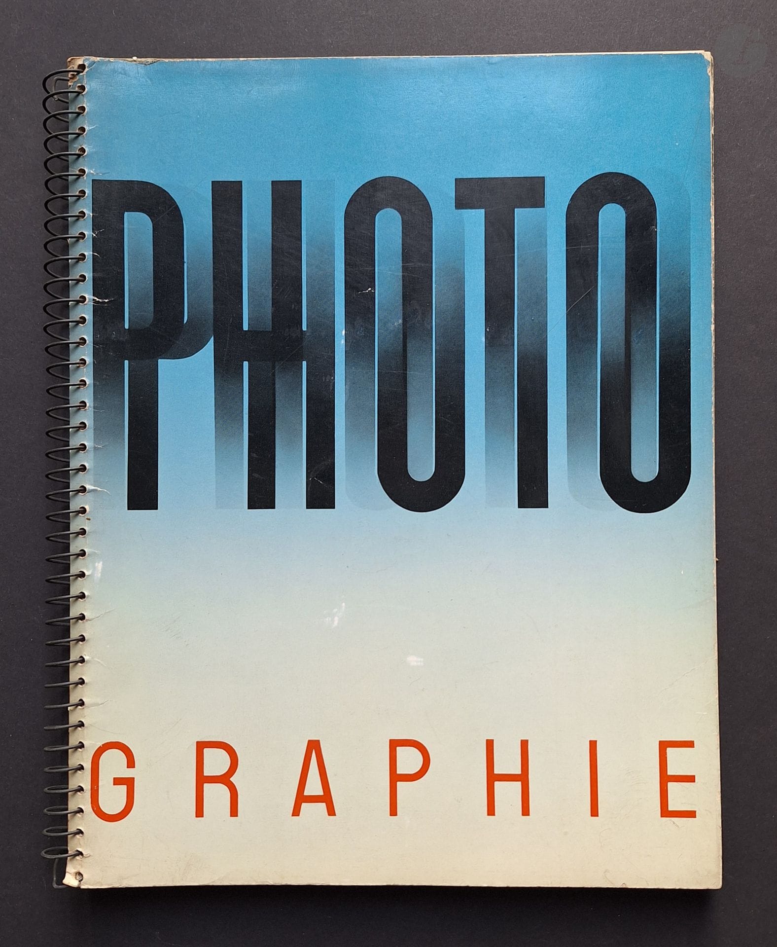 ARTS ET MÉTIERS GRAPHIQUES
PHOTOGRAPHIE 1935
AMG, 1935.
In-4 (31 x 24 cm). Édition originale. Texte de Georges Hilaire. 120 photographies superbement imprimées en héliogravure. Photographies de Platt-Lynes, Imboden, Umbo, Kardas, Laure Albin-Guillot, Edward Weston, André Steiner, Guida, Alex Keighley, Rémy Duval, Bill Brandt, Herbert List, Kollar, e.a. Reliure à spirale.