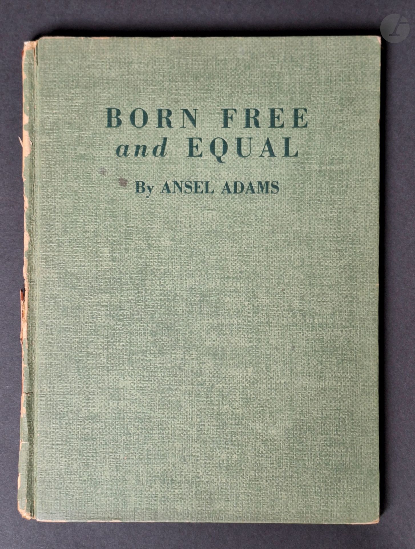 ADAMS, ANSEL (1902-1984)
Born free and equal.
Photographs of the loyal japanese-americans at Manzanar relocation center, Inyo County, California.
U.S. Camera, New York, 1944.
In-4 (28 x 20,5 cm). Édition originale. 112 pages. Un des rares exemplaires reliés, la plupart des exemplaires ayant été détruits et brûlés publiquement. Cartonnage vert titré. Dos partiellement arraché.