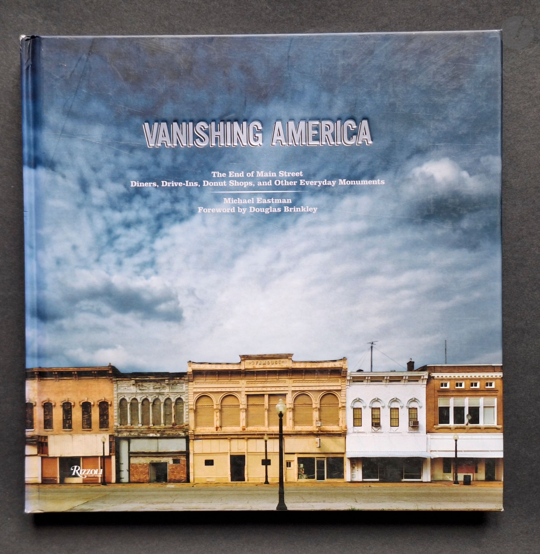EASTMAN, MICHAEL
Vanishing America.
The End of Main Street.
Rizzoli, 2008.
In-4 (25 x 25 cm). Édition originale. 192 pages. Cartonnage illustré. Bel état.