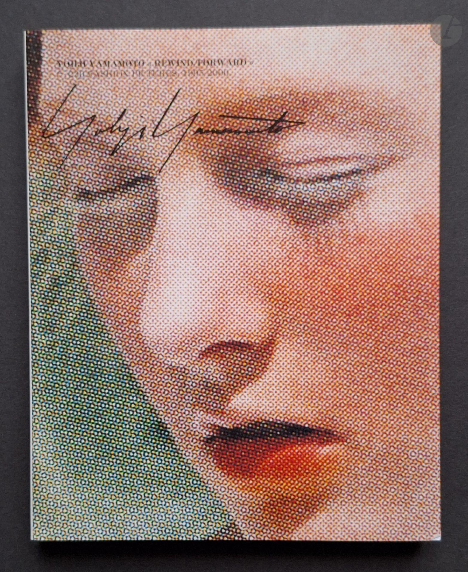YAMAMOTO, YOHJI
Rewind/Forward
238 Fashion Pictures 1995-2000.
In-8 (18 x 14,5 cm). Édition originale. Couverture souple sous jaquette et étui d'éditeur.