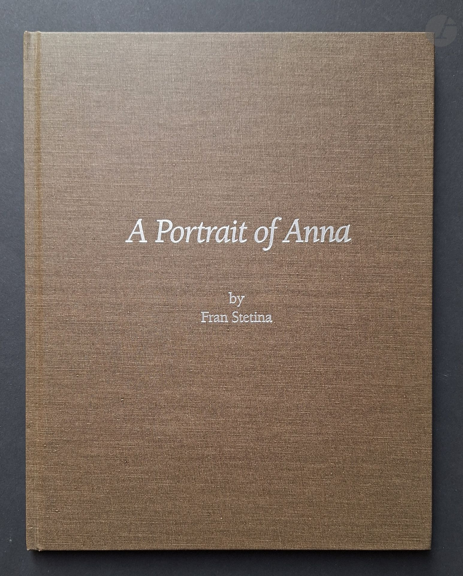 STETINA, FRAN [Signed]
A Portrait of Anna.
Village Galleries, 1985.
In-4 (29 x 23 cm). Original edition, dedicated and signed by Fran Stetina in 1985. Copy no. 21 of an edition of 500 of the bound version. 53 photographs reproduced in black and white. Brown boards with white titling.