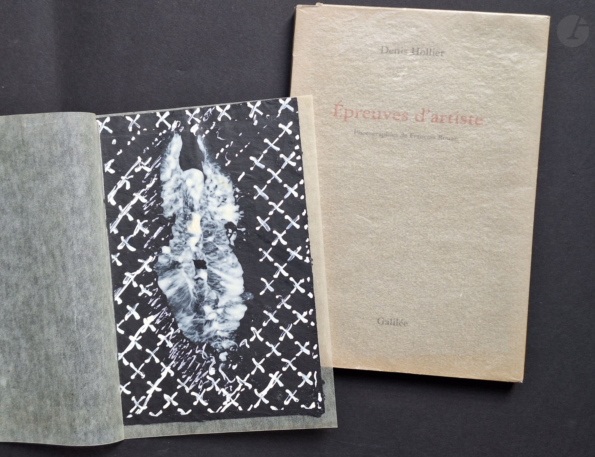 ROUAN, FRANCOIS (1943) [Signé]
HOLLIER, DENIS
Épreuves d'artistes.
Galilée, 1996.
In-8 (22 x 16 cm). Édition originale de tête, limitée à 25 exemplaires numérotés et signés par les auteurs, accompagnée d'une œuvre originale (technique mixte) signée. 132 pages. Couverture souple.