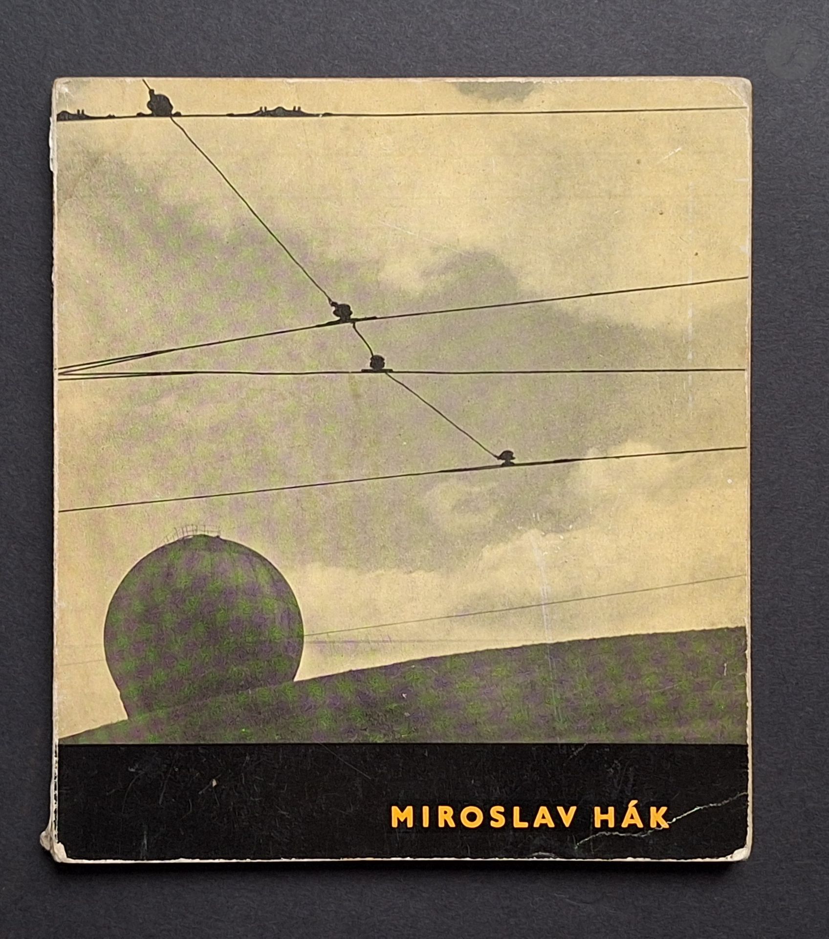 HAK, MIROSLAV (1911-1978)
Fotografie z let 1940-1958.
SNKL, Praha, 1959.
In-8 (17,5 x 15 cm). Édition originale brochée. Texte de Jiri Kolar. 62 photographies reproduites en héliogravure. Usures.