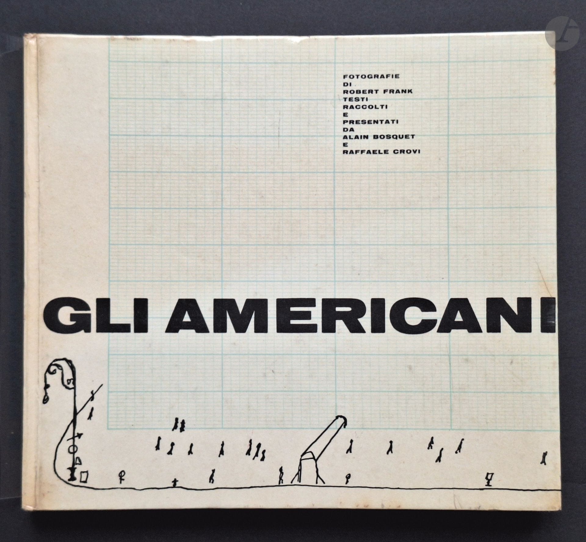 FRANK, ROBERT (1924-2019)
Gli Americani.
Il Saggiatore, 1959. 
In-8 (19 x 21,5 cm). Édition originale italienne, parue un an après la française. Textes en italiens regroupés par Alain Bosquet et Raffaele Crovi. 182 pages. Cartonnage d'éditeur.