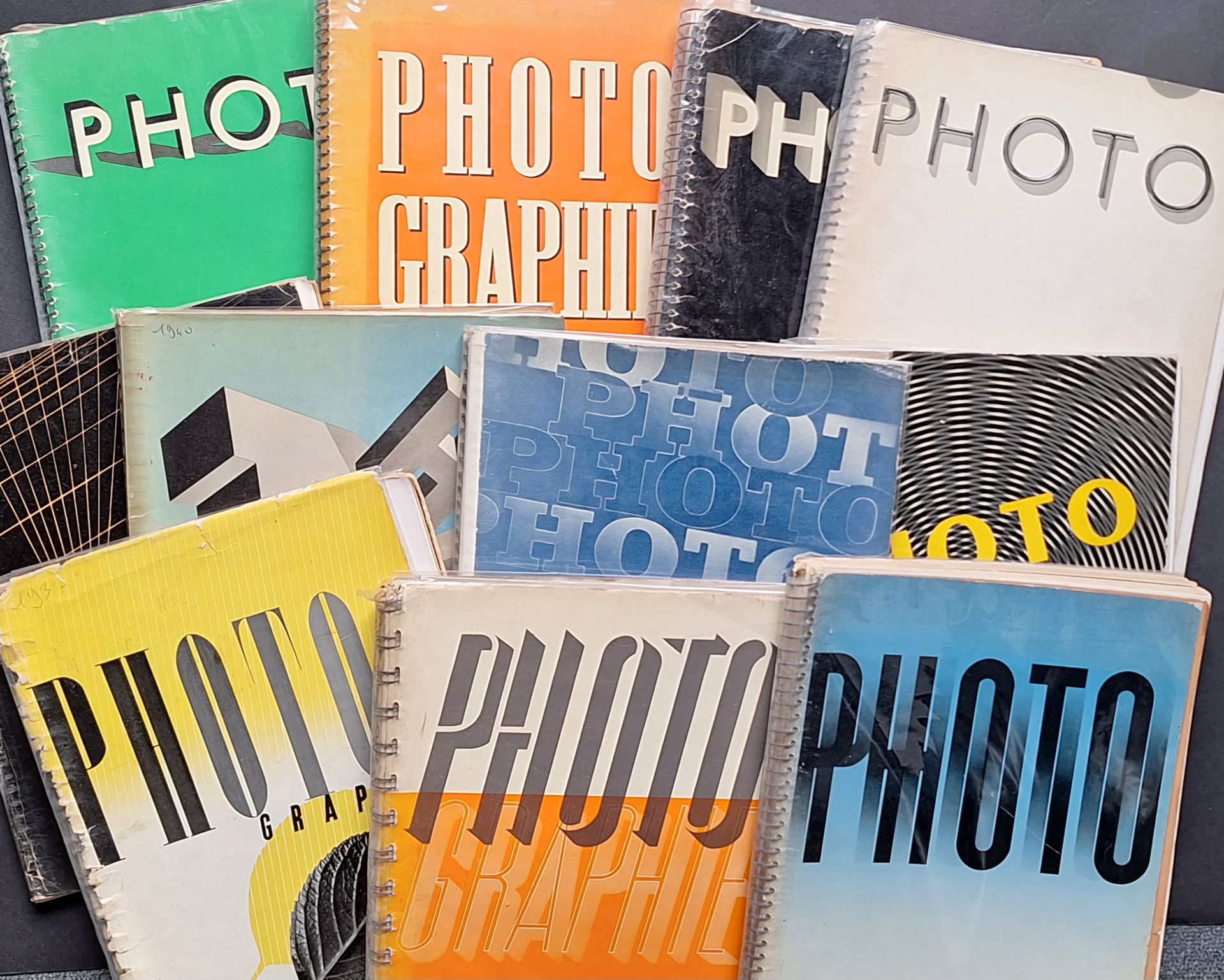 PHOTOGRAPHIE 
1930 - 1931 - 1932 - 1933/34 - 1935 - 1936 - 1937 - 1938 - 1939 - 1940 - 1947
11 volumes.
Arts et Métiers Graphiques, 1930/1947.
In-4 (31 x 24 cm). Éditions originales. Collection complète des 11 volumes parus entre 1930 et 1947. Photographies des plus importants photographes des années 30, superbement imprimées en héliogravure. Reliures à spirales.