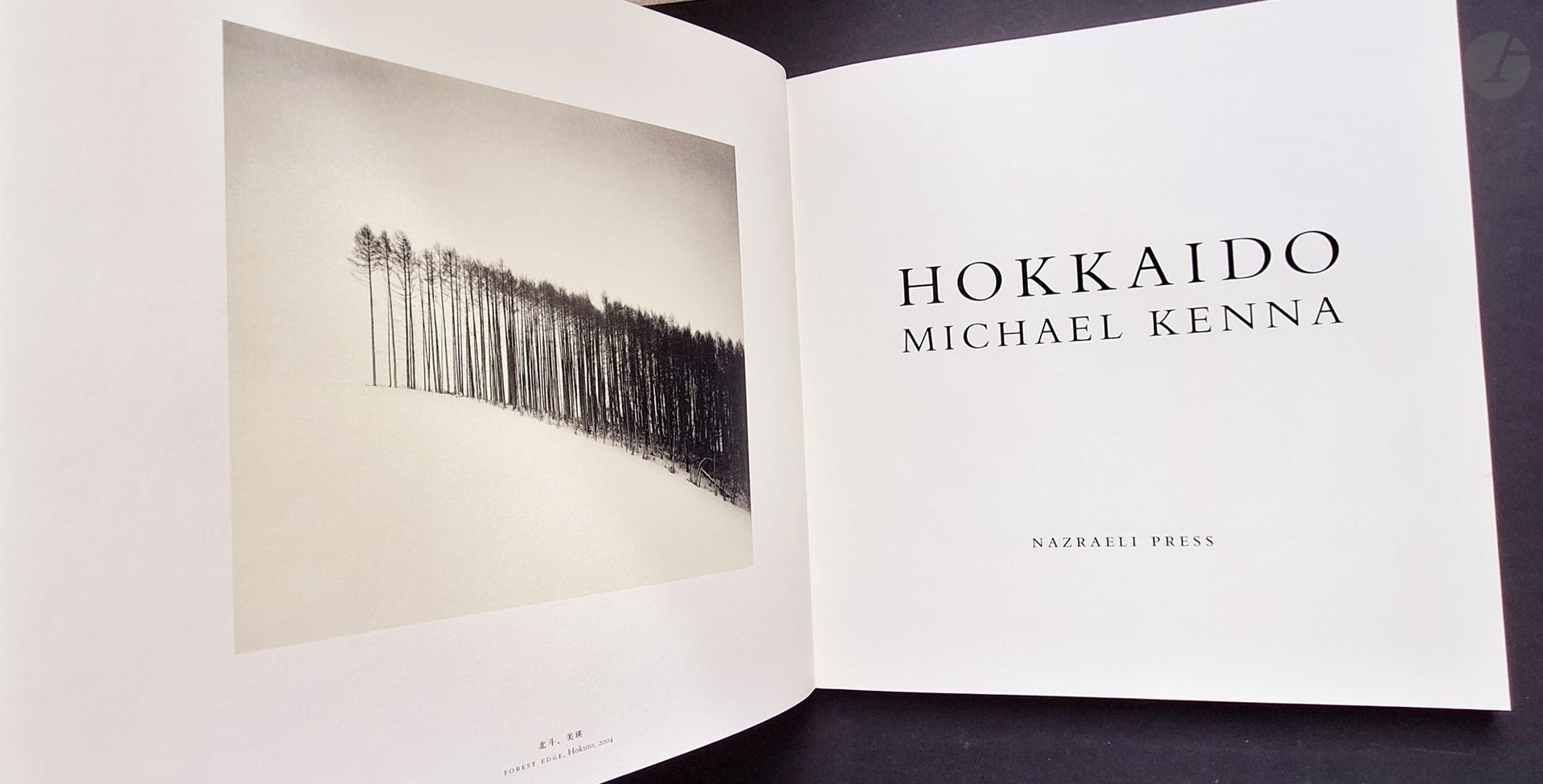KENNA, MICHAEL (1953)
Hokkaido.
Nazraeli Press, 2006.
In-4 (32 x 29,5 cm). Édition originale. Texte de Daido Moriyama, en anglais et en japonais. Superbe impression duotone des 84 photographies. Postface de Michael Kenna. Couverture muette d'éditeur, en bois, sous étui noir avec étiquette de titre photographique.