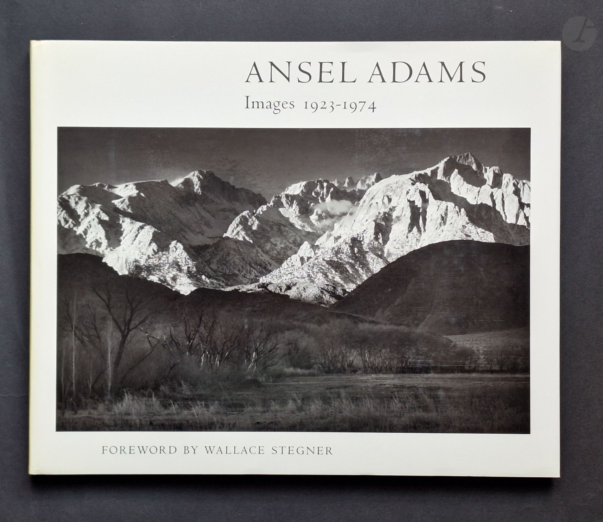 ADAMS, ANSEL (1902-1984)
Images 1923-1974.
New York Graphic Society, 1974.
(36 x 44 cm). Édition originale. 128 pages. Introduction de Wallace Stegner. Reliure en tissu sous jaquette illustrée et étui monogrammé de l'éditeur.