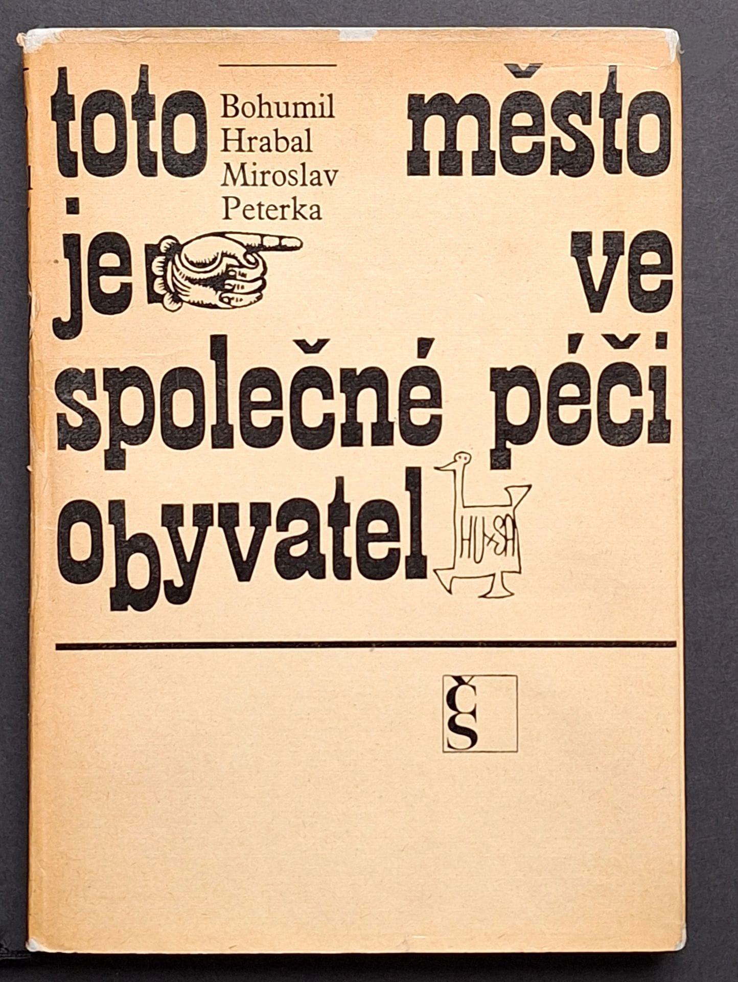 PETERKA, MIROSLAV
HRABAL, BOHUMIL
Toto mesto je ve spolecne peci obyvatel.
Ceskoslovensky spisovatel, Praha, 1967.
In-8 (24 x 17 cm). Édition originale. Photographies imprimées en héliogravure. Reliure et jaquette d’éditeur.