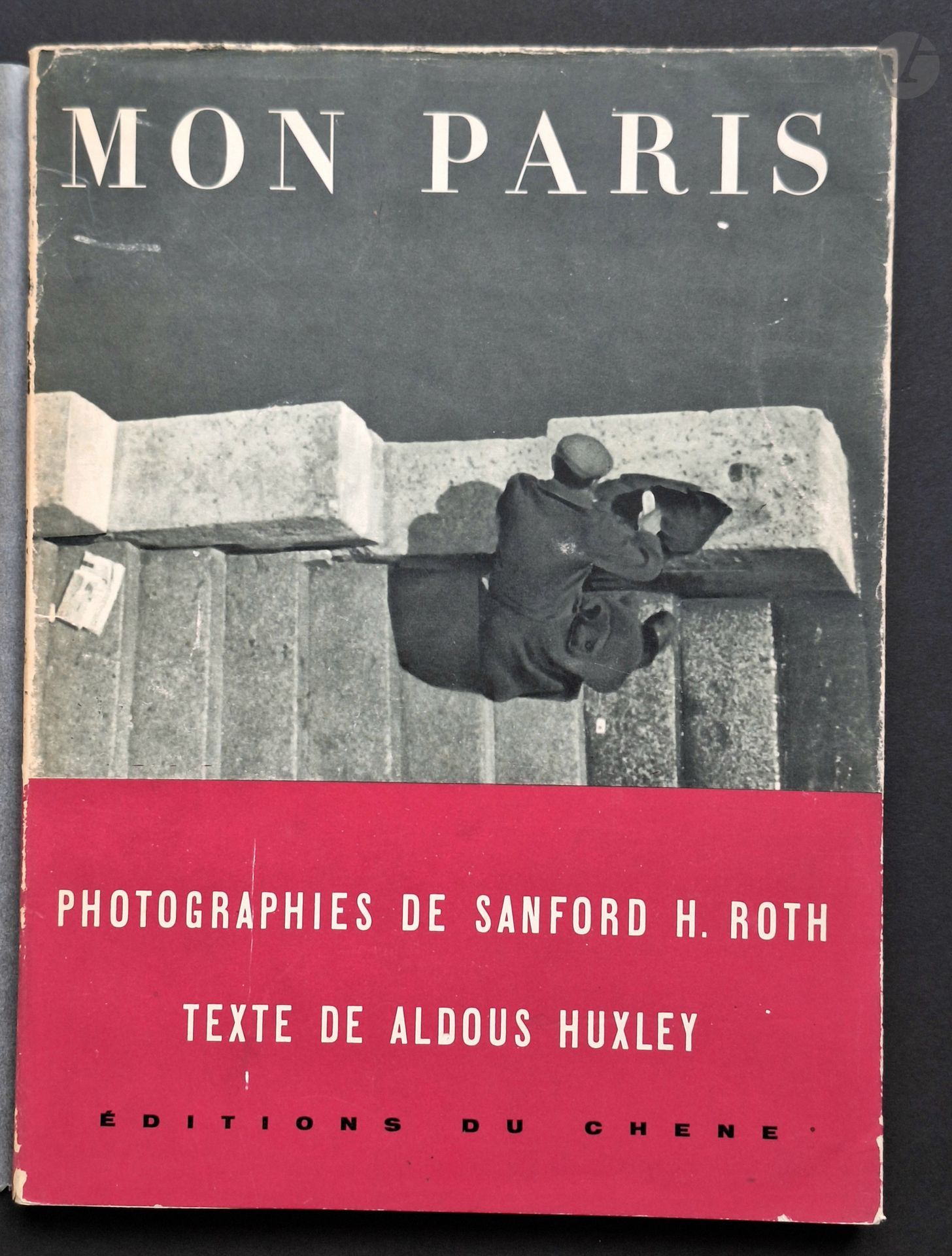 ROTH, SANFORD H. (1906-1962)
Mon Paris.
Édition du Chêne, 1953. 
In-4 (31 x 23,5 cm). Édition originale. 116 pp. 112 photographies en noir et blanc imprimées en héliogravure; texte en français d’Aldous Huxley; couverture titrée grise et jaquette illustrée. 
Cf. Koetzle Eyes on Paris, Paris im Fotobuch pp. 252 -253.
