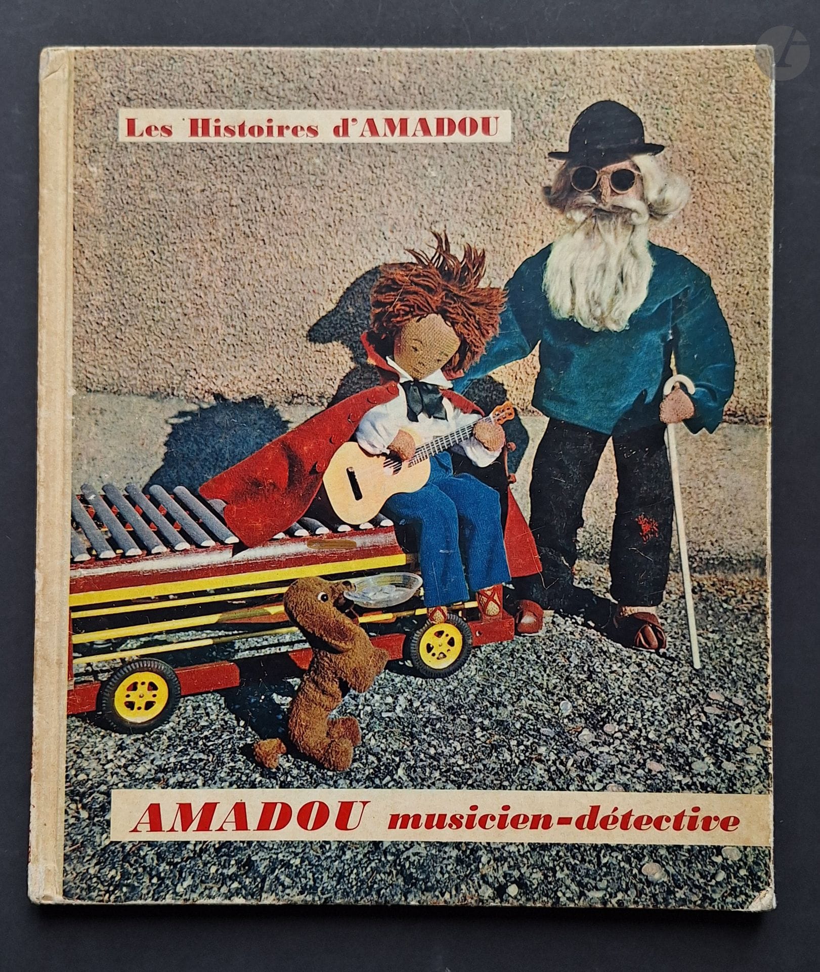 PILET, SUZI (1916-2017)
Amadou's stories.
Amadou musician-detective.
Éditions du Cerf-Volant, Lausanne, s.d.
In-4 (27 x 23 cm). First edition. 40
pages.Text by Alexis Peiry. Photographs,
reproduced in gravure, by Suzi Pilet.
Publisher's illustrated boards, rubbed.
Very fresh interior.