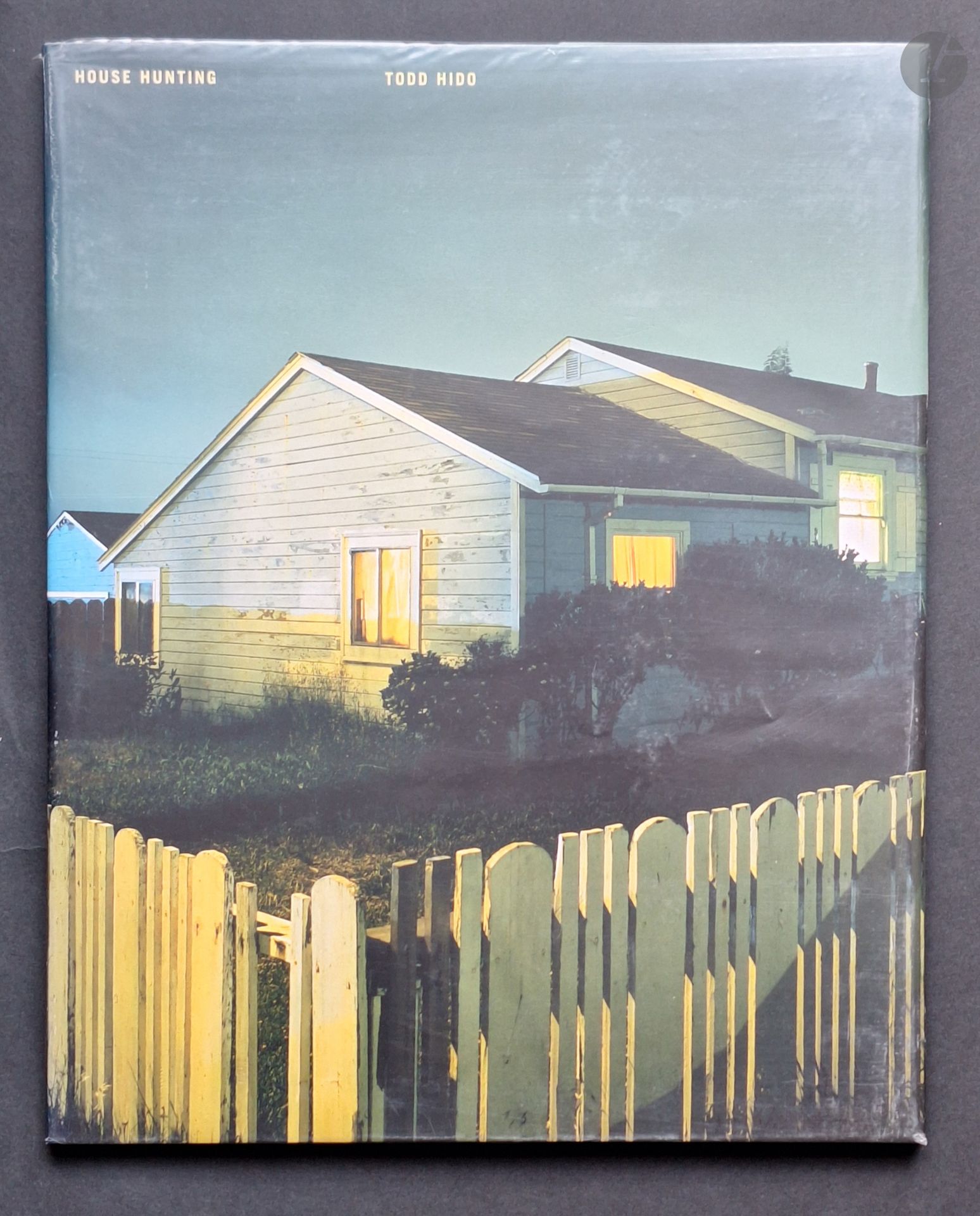 HIDO, TODD (1968) [Signé]
House Hunting.
Nazraeli Press/ JGS, 2007.
Grand in-folio (43 x 35 cm). Seconde édition, signée par Todd Hido. Relié sous jaquette illustrée.