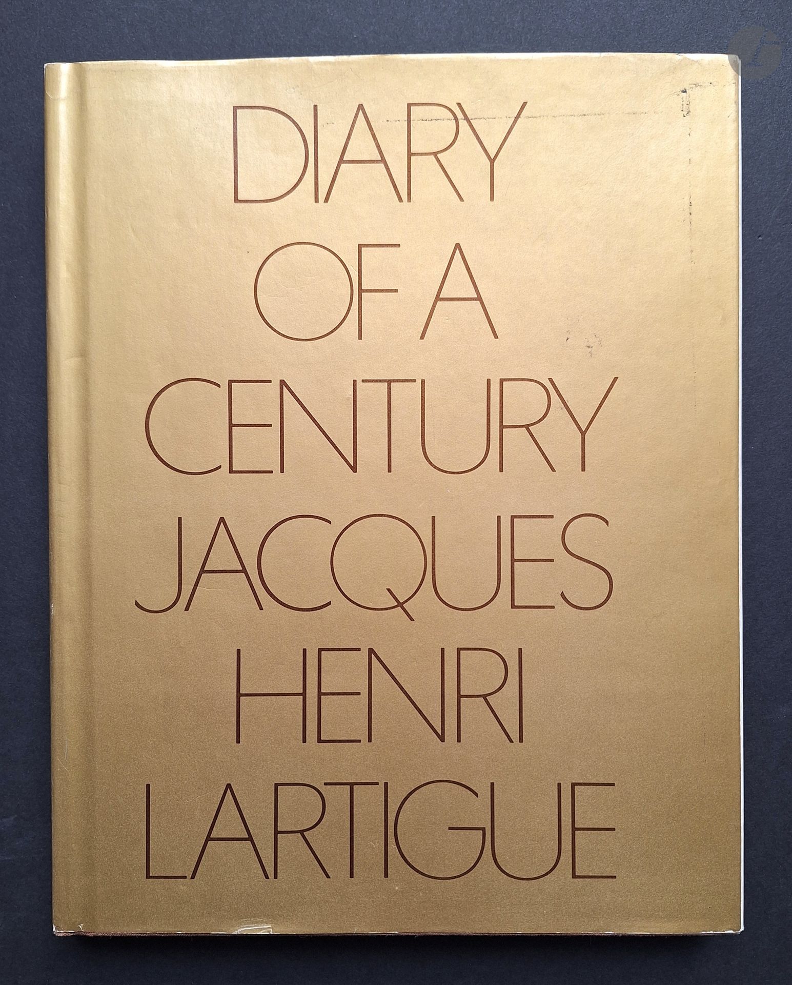 LARTIGUE, JACQUES-HENRI (1894-1986) [Signé]
Diary of a Century.
The Viking Press, 1978.
In-4 (27 x 21 cm). Seconde édition (après celle de 1970), signée en page de garde par J.H. Lartigue. Reliure en tissu brun sous jaquette illustrée.