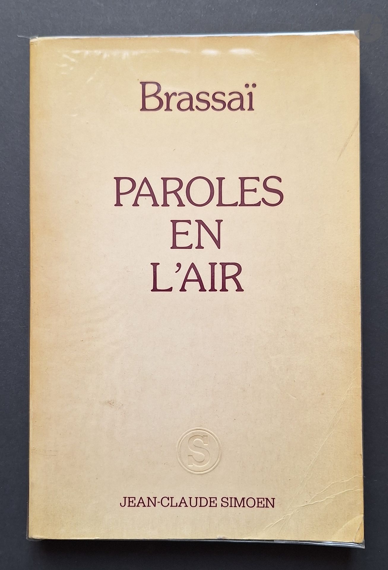 BRASSAÏ (Gyala Halasz, dit) (1899-1984) [Signé]
Paroles en l'air.
Jean-Claude Simoen, 1977.
In-8 (21 x 14 cm). Édition originale brochée,
dédicacée, datée (1977) et signée par Brassaï.
172 pages. Couverture souple titrée en rouge.