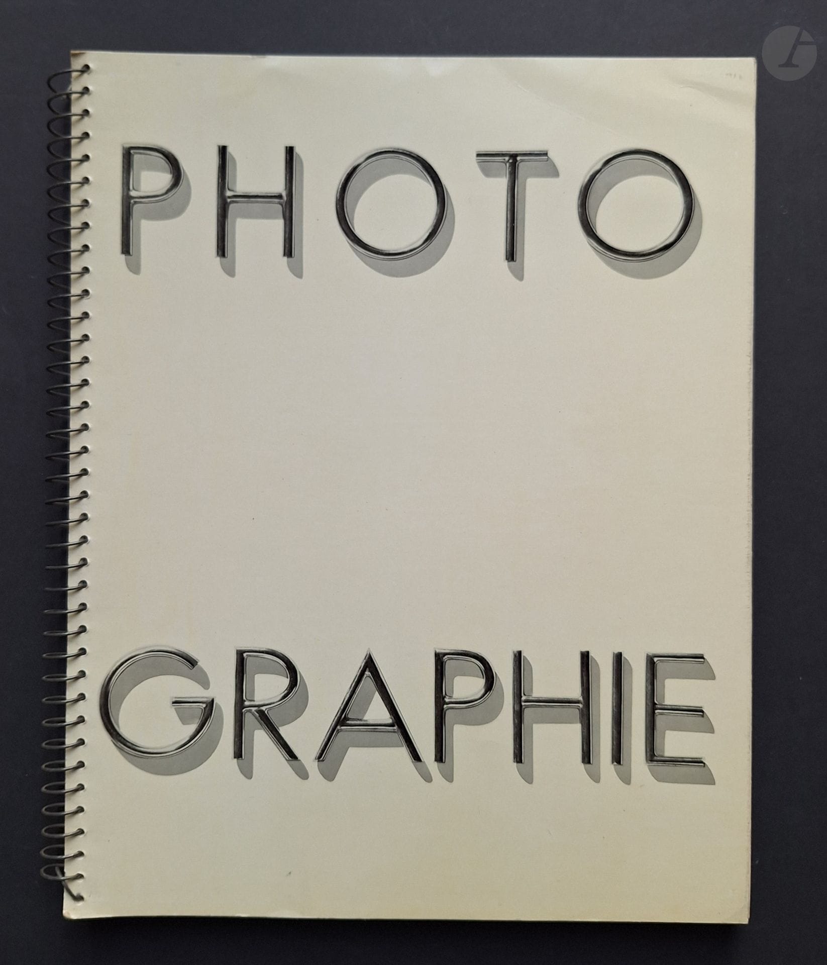 ARTS ET MÉTIERS GRAPHIQUES
PHOTOGRAPHIE 1931
AMG, 1931.
In-4 (31 x 24 cm). Édition originale. Texte de Philippe Soupault. Photographies superbement imprimées en héliogravure. Photographies par Man Ray, Tabard, Eli Lotar, Steichen, Munkacsi, e.a. Reliure à spirale.