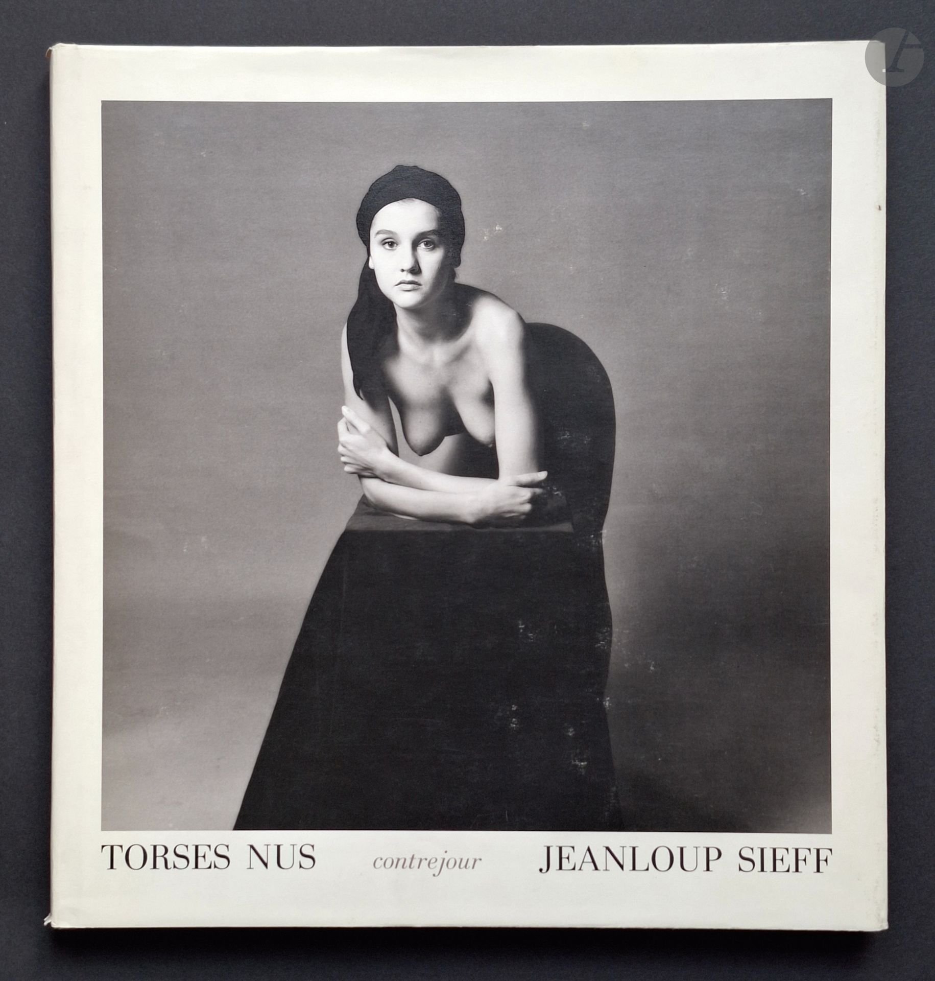 SIEFF, JEANLOUP (1933-2000)
Torses nus.
Contrejour, 1986.
In-4 (32,5 x 31 cm). Édition originale.104 pages. Relié sous jaquette illustrée.
