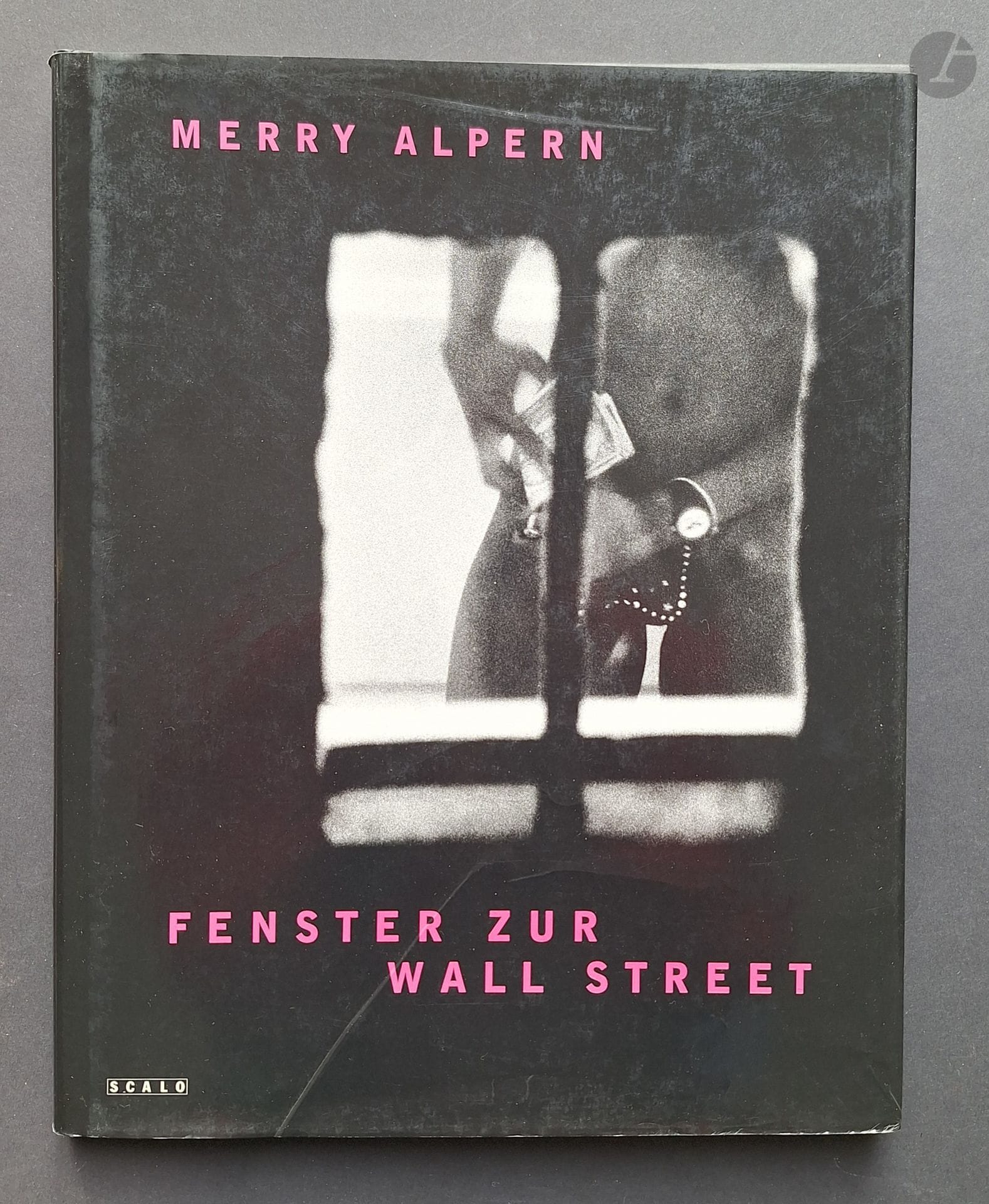ALPERN, MERRY (1955)
Fenster zur Wall Street.
Scalo, 1995.
In-4 (29,5 x 24 cm). Édition originale en langue allemande. 112 pages. 87 photographies reproduites en noir et blanc. Reliure noire sous jaquette illustrée.
Réf. Parr & Badger, III, p. 92 ; Auer, p. 726.