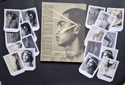 BARBIERI, GIAN PAOLO (1938) 
Tahiti Tattoos.
Fabbri Editori, 1989.
In-4 (36,5 x 27 cm). Édition originale italienne, accompagnée de 17 polaroids originaux (14,5 x 11 cm). Texte de Michel Tournier. Magnifique impression en duotone des photographies. Couverture en tissu imprimé.