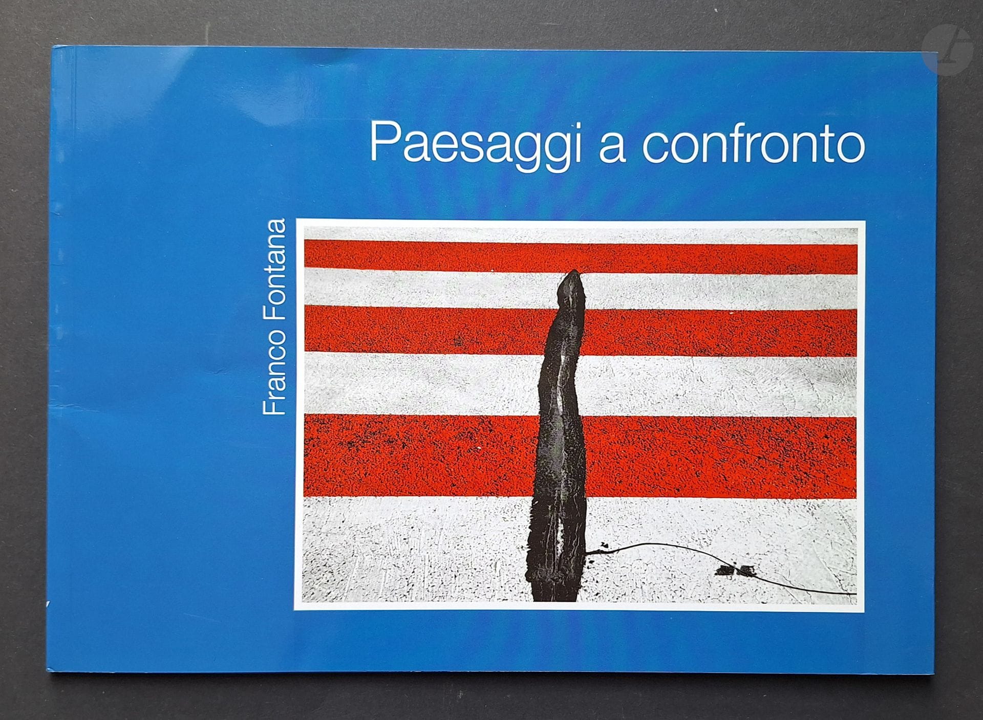 FONTANA, FRANCO (1933) [Signé]
Paesaggi a confronto.
Paesaggi d'Italia - Paesaggi del mondo.
Edizioni Artestampa, Modena, 2011.
In-4 oblong (21 x 29,5 cm). Édition originale brochée, dédicacée et signée par Franco Fontana en page de titre. 61 photographies en couleurs. Couverture souple illustrée