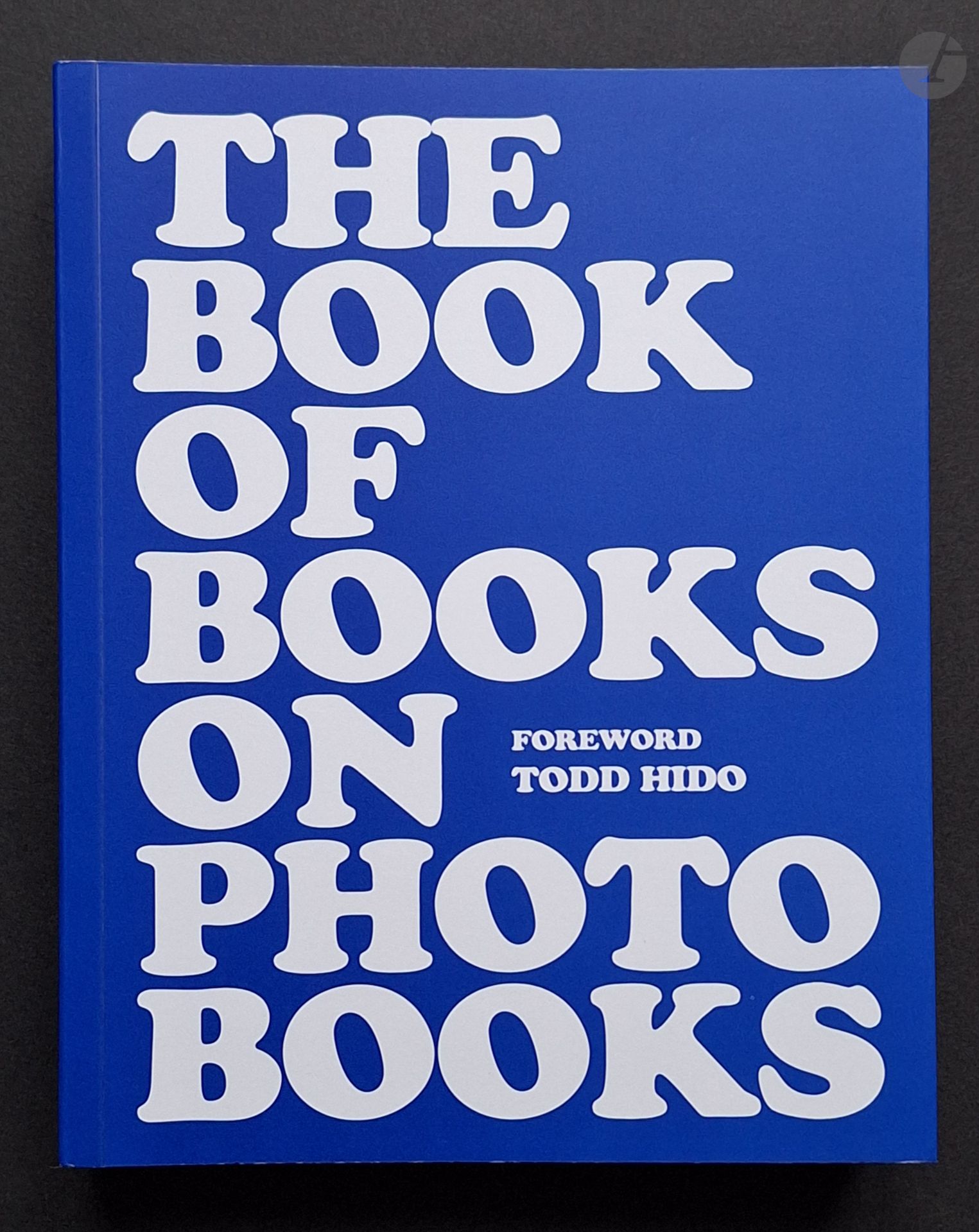 HIDO, TODD (1968) [Signed] [Signed
The Book of Books on Photobooks.
Innocences Publishing, 2025.
In-8 (19 x 15 cm). Original paperback edition, signed by Todd Hido, who wrote the preface. Titled softcover.