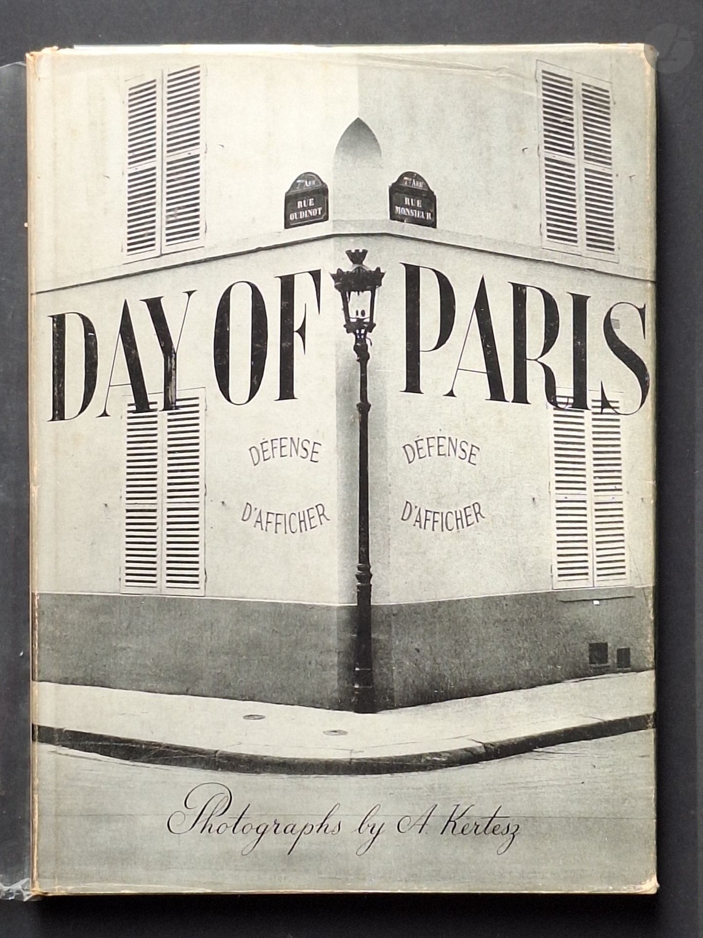 KERTESZ, ANDRÉ (1894-1985)
Day of Paris.
Photographs by A. Kertesz.
J. J. Augustin Publisher, New York, 1945.
In-8 (24,5 x 18 cm). Édition originale. 148 pages. Design de la jaquette par Alexis Brodovitch. Reliure toile avec titre en noir sous jaquette illustrée en bel état; infimes rousseurs uniquement sur les 3 tranches du livre. Intérieur très bon. Un bel exemplaire de ce livre rare avec jaquette. 
Réf. Hasselblad, pp. 138-139; Parr & Badger, I, p. 200.