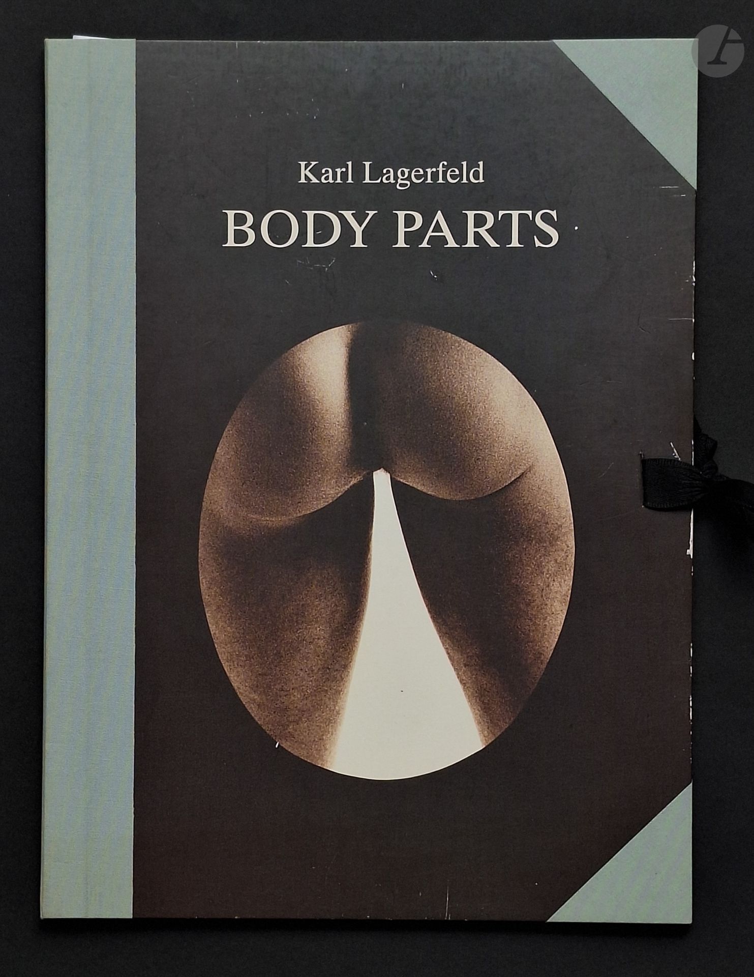 LAGERFELD, KARL (1933-2019)
Body Parts.
Galerie Gmurzynska, 1997.
In-folio (37 x 27 cm). Édition originale, tirée à 2000 exemplaires. Édition spéciale pour la FIAC. 10 photographies de la série "Body Parts" imprimée en leporello. Chemise cartonnée illustrée; fermeture à lacets.