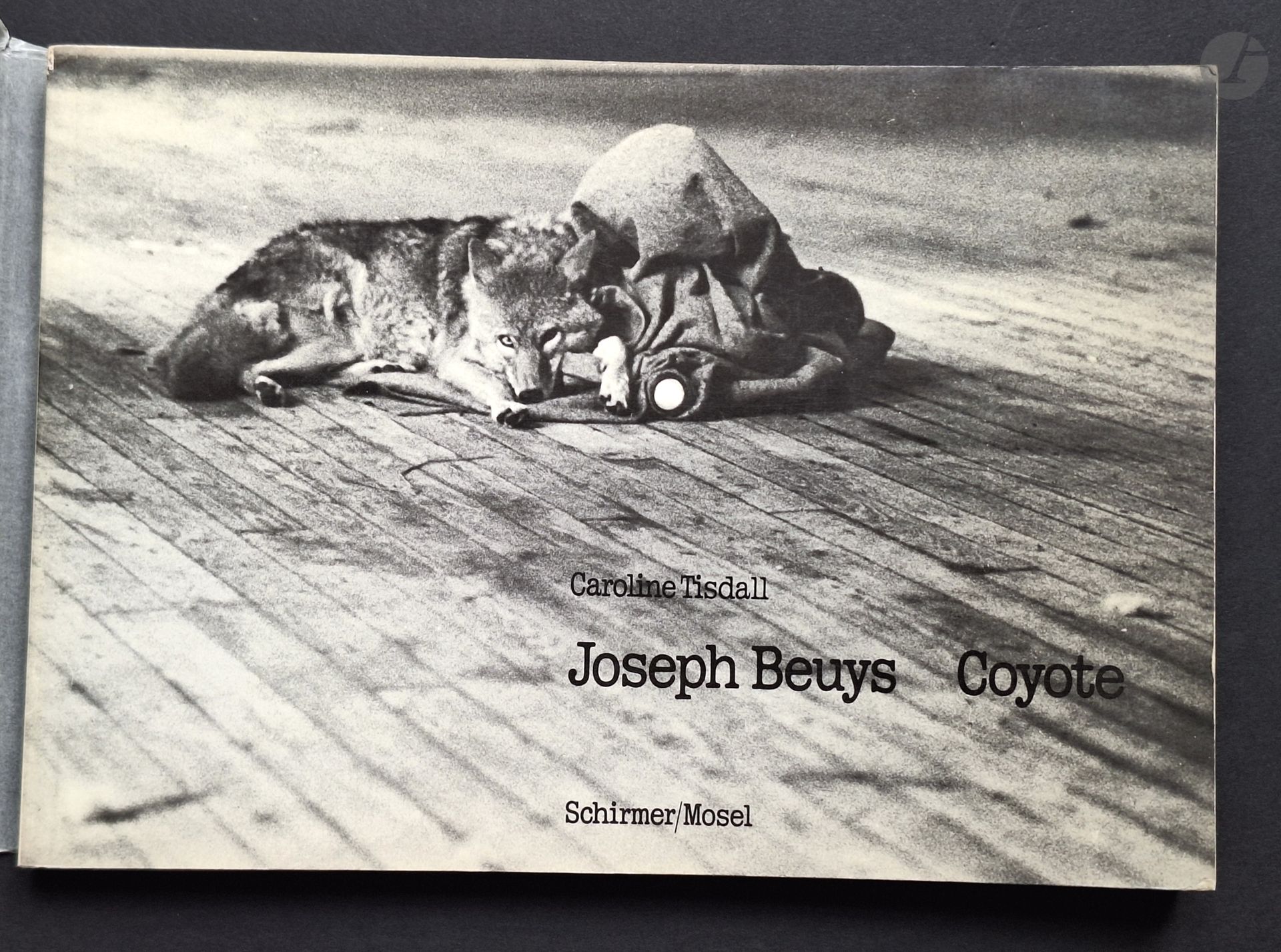 BEUYS, JOSEPH (1921-1986)
Coyote.
Schirmer/Mosel, 1976.
In-4 (18 x 26 cm). Édition originale allemande. Textes et photographies de Caroline Tisdall. Couverture souple illustrée.
