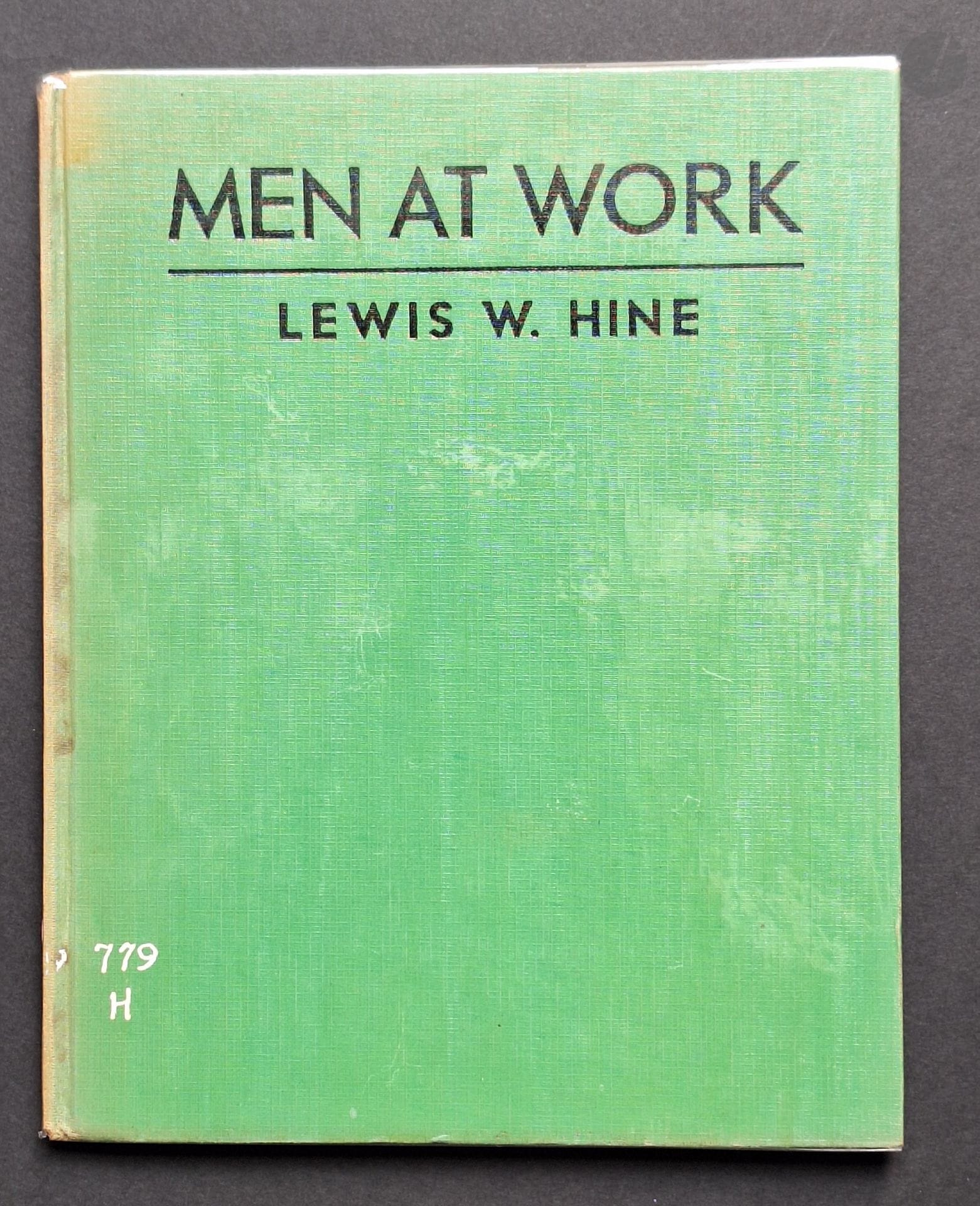 HINE, LEWIS W. (1874-1940)
Men at Work.
The Macmillan Company, New York, 1932.
In-4 (26 x 21 cm). Édition originale. 52 pages. 51
photographies superbement reproduites en
héliogravure. Exemplaire de bibliothèque, avec 2
tampons en rouge, un ex-libris de l'établissement
et deux tampons de mise au rebut (discard).
Exemplaire sans sa jaquette. Cartonnage vert
avec titre en noir; dos insolé.