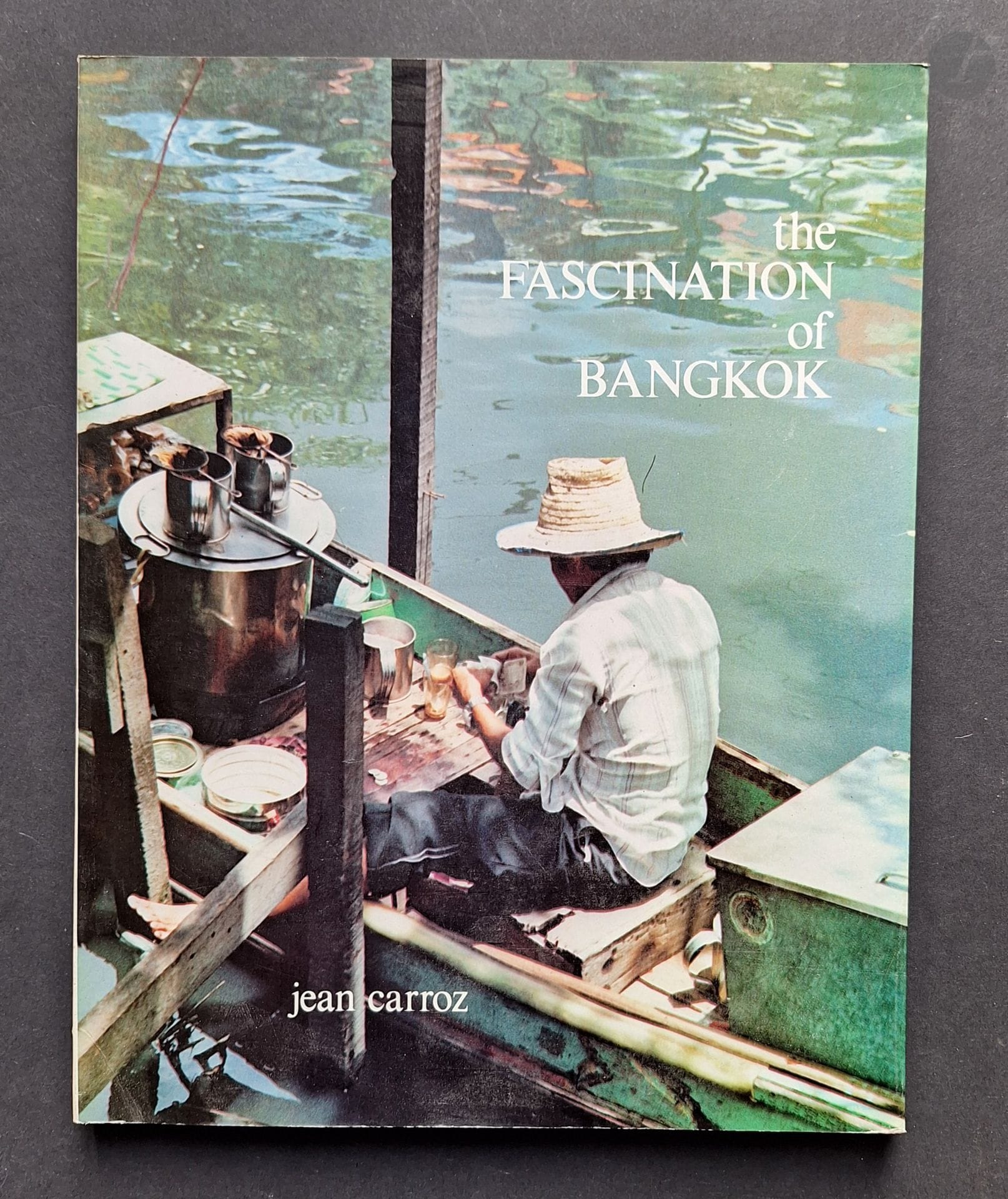 CARROZ, JEAN [Dédicacé à Lucien Clergue]
The fascination of Bangkok.
Asia Books, 1985.
In-4 (29 x 23 cm). Édition originale brochée, signée et dédicacée par Jean Carroz à Lucien Clergue. 160 pages. Couverture souple illustrée.