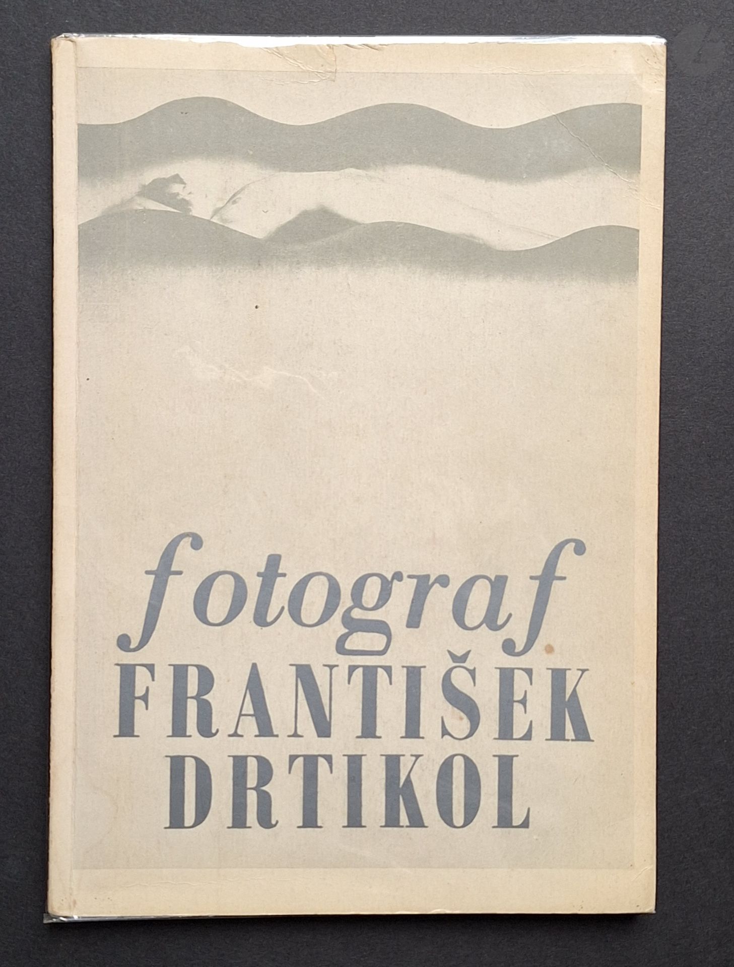 DRTIKOL, FRANTISEK (1883-1961) 
Fotograf Frantisek Drtikol.
Umprum Museum, Praha, 1972
In-4 (24 x 17 cm). Édition originale brochée. 136 pages. Catalogue d'exposition présentant les travaux du photographe entre 1903 et 1930. Couverture souple sous jaquette illustrée. Un petit manque en bas de la page 135.