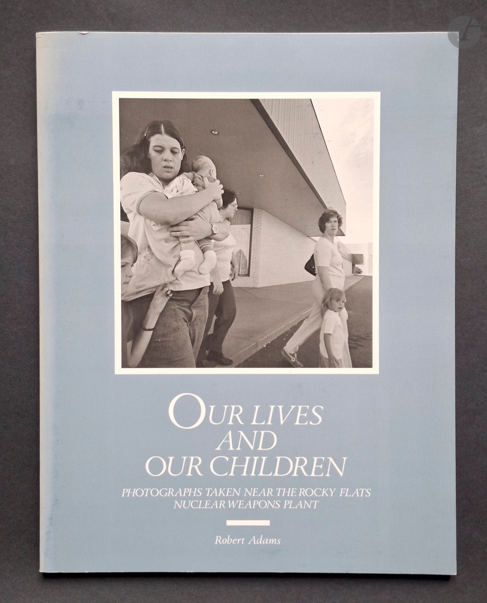 ADAMS, ROBERT (1937)
Our lives and our children.
Photographs taken near the Rocky Flats Nuclear Weapons Plant.
Aperture, 1983.
In-4 (28 x 21,5 cm). Édition originale brochée. 96 pages. Couverture souple illustrée (4ème de couverture légèrement insolé).