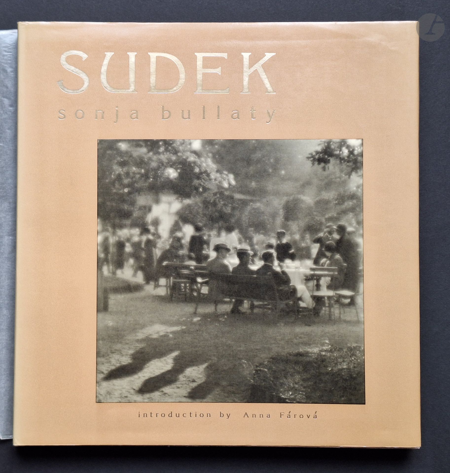 SUDEK, JOSEF (1896-1976)
Josef Sudek.
Clarkson N. Potter, New York, 1978.
In-4 (29 x 27 cm). Édition originale. Introduction d'Anna Farova. Texte de Sonja Bullaty. 192 pages. Relié sous jaquette illustrée.