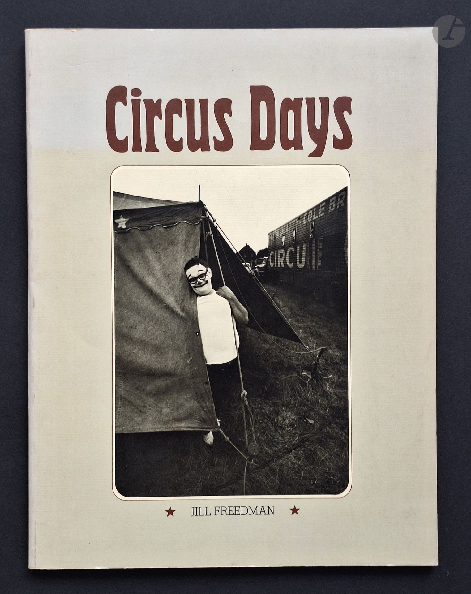 FREEDMAN, JILL (1939-2019)
Circus Day.
Harmony Books, 1975.
In-4 (30,5 x 23,5 cm). Édition originale brochée. 128 pages. Couverture souple illustrée.