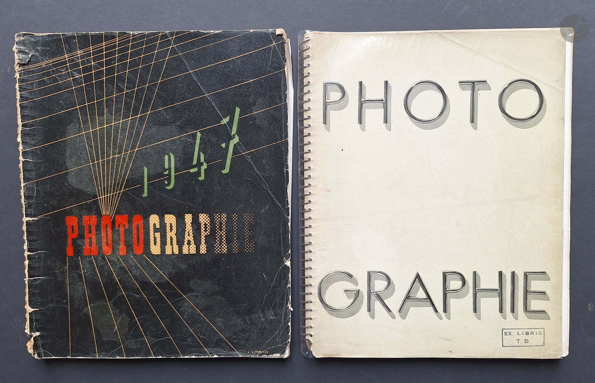 ARTS ET MÉTIERS GRAPHIQUES
2 volumes.
*Photographie 1931
Arts et Métiers Graphiques, Paris, 1931.
Volume à spirales illustré en héliogravure. 154
pages. Photographies de Laure Albin-Guillot,
Umo, Hans Finsler, Emmanuel Sougez,
Hoyningen Huene, René Zuber, Munkacsi, Jean
Moral, e.a.
*Photographie 1947
Arts et Métiers Graphiques, Paris, 1947.
Volume à spirales illustré en héliogravure.
Exemplaire en mauvais état, avec couverture qui
se détache.