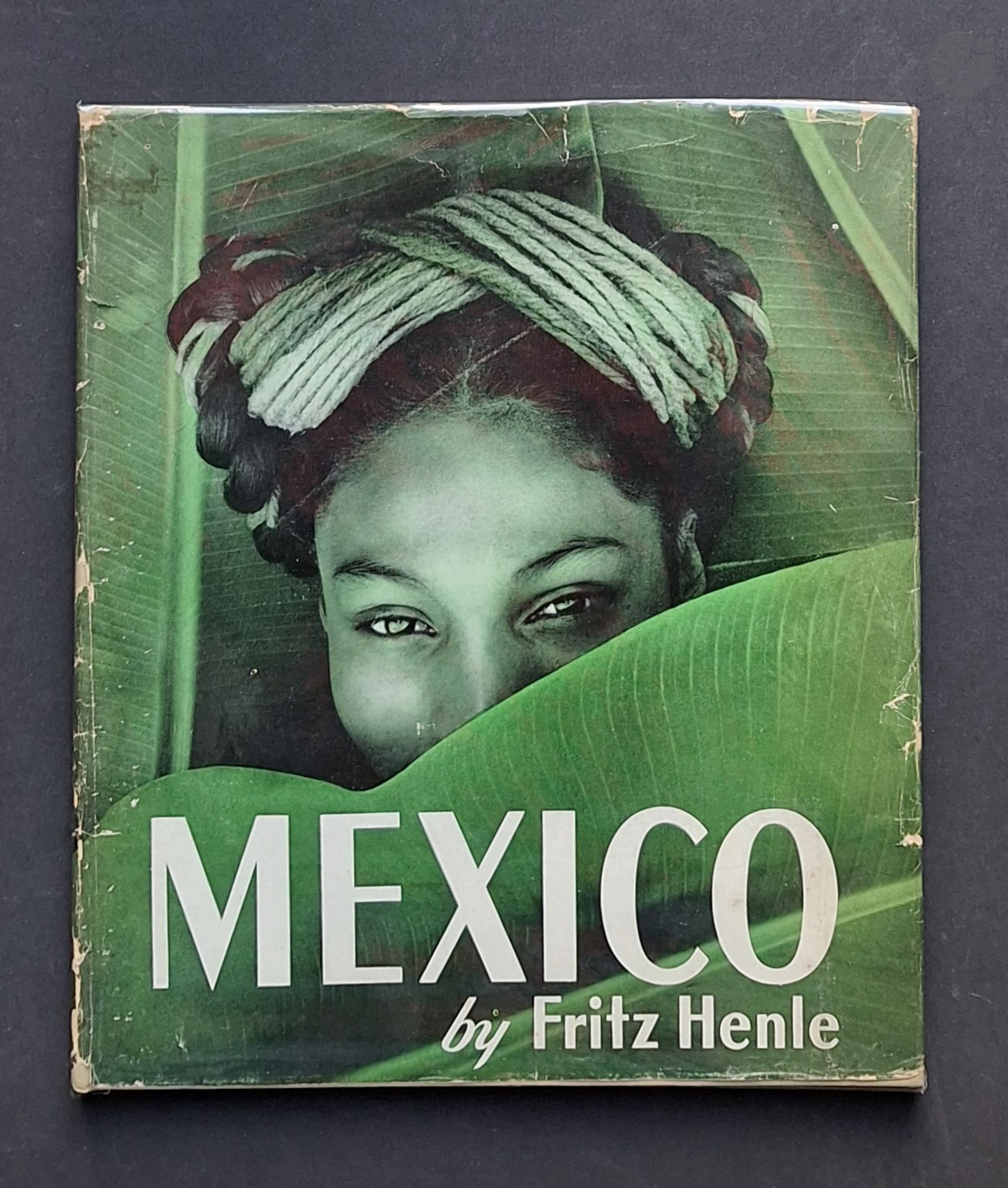 HENLE, FRITZ (1909-1993)
Mexico.
64 photographs by Fritz Henle.
Ziff-Davis Publishing Company, Chicago, New York, 1945.
In-4 (31 x 27 cm). First edition. Bilingual English-Spanish text. Introduction by John R. Whiting. Bound in its scarce preserved dust jacket (with wear, tears and small tears).