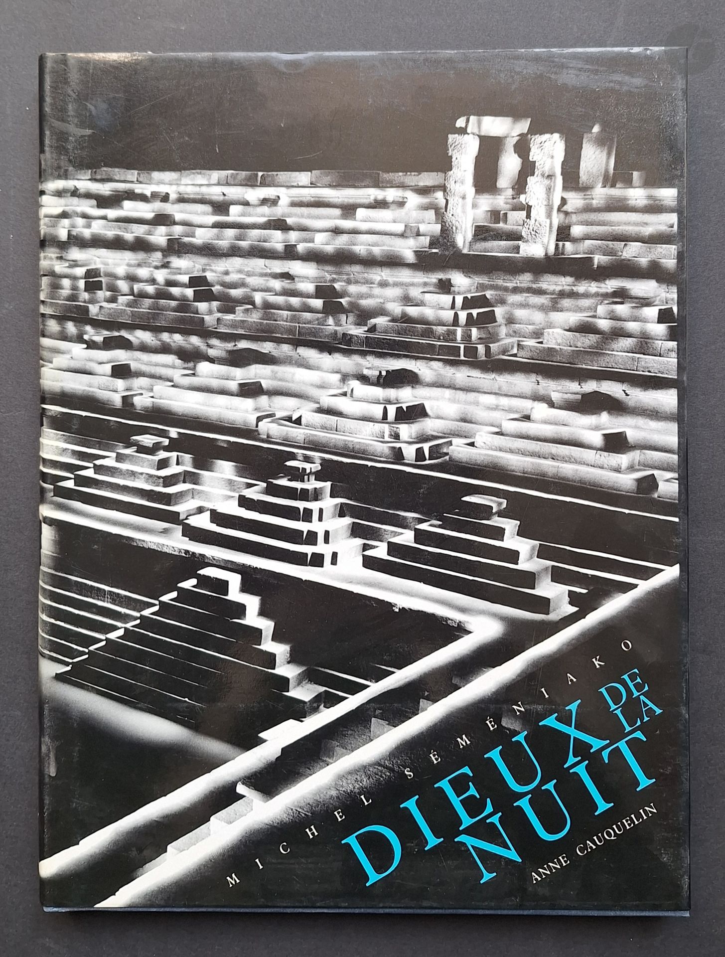 SÉMÉNIAKO, MICHEL (1944) [Dédicacé à
Lucien Clergue]
Dieux de la nuit.
Marval, 1992.
In-4 (31 x 24 cm). Édition originale, dédicacée à
Lucien Clergue par Michel Séméniako. Texte de
Anne Cauquelin. Postface d'Alain Bergala. 160
pp. Cartonnage bleu avec titre doré sous jaquette
illustrée.