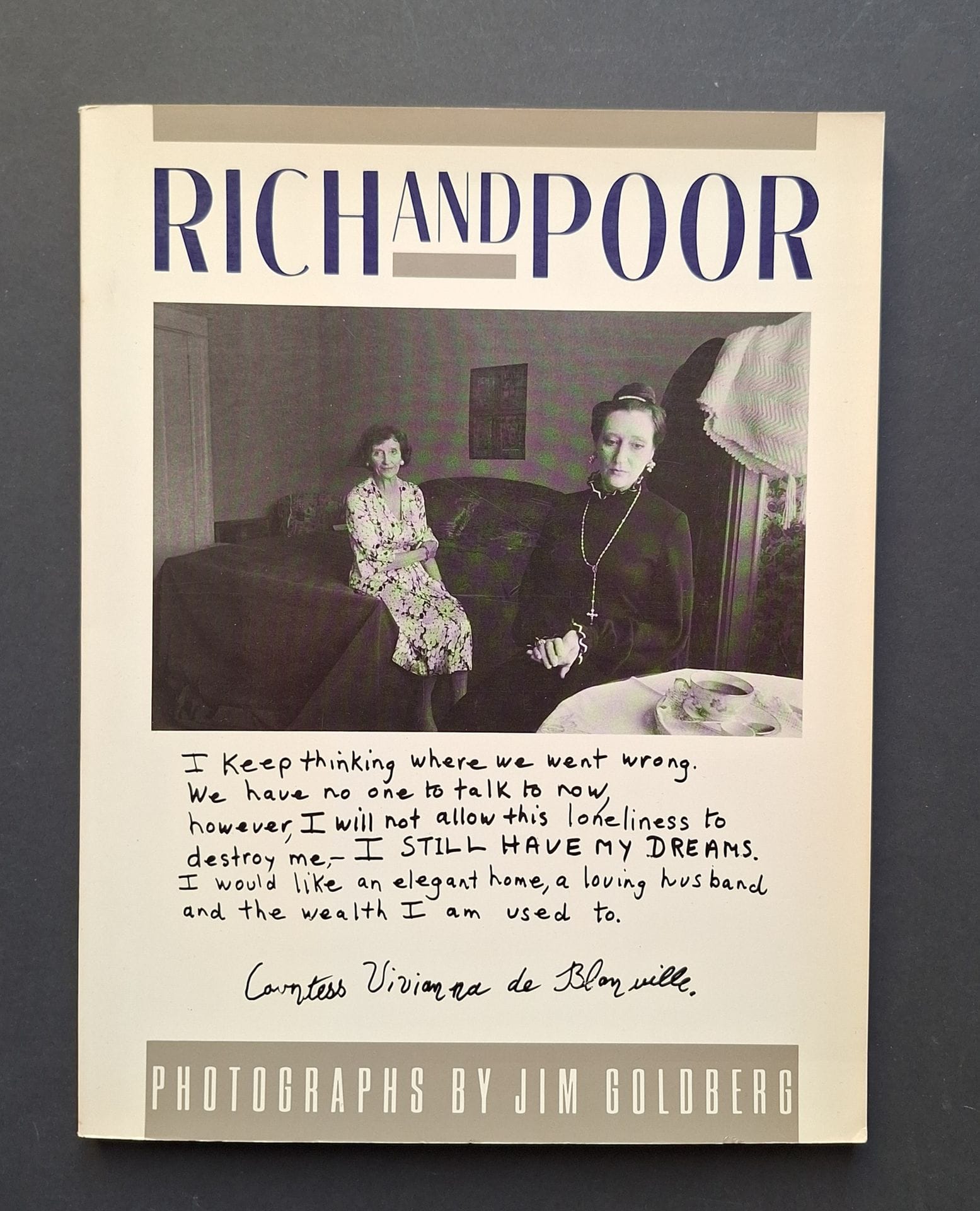 GOLDBERG, JIM (1953)
Rich and Poor.
Random House, New York, 1985.
In-4 (28 x 21,5 cm). Édition originale brochée. Couverture souple illustrée.