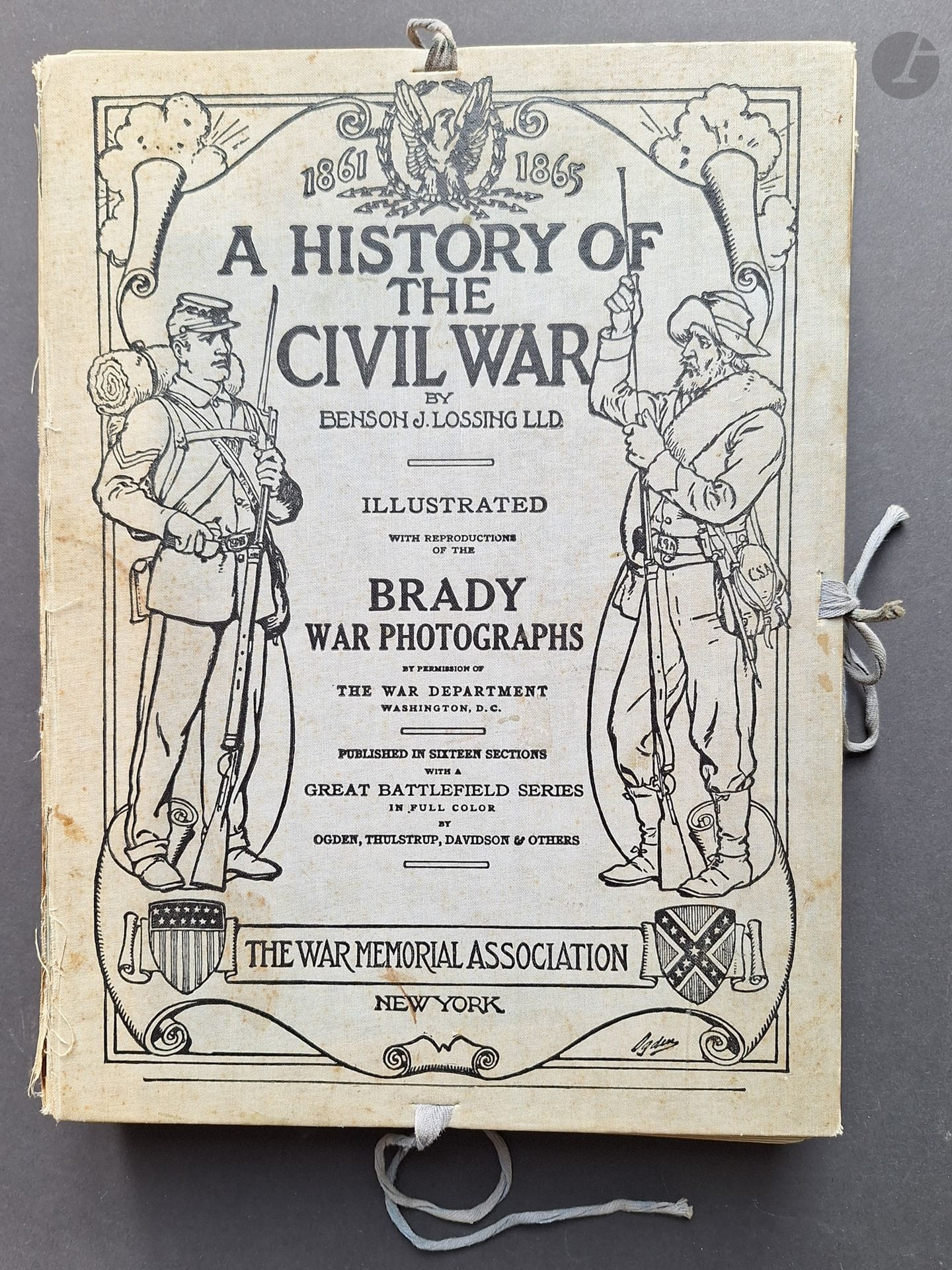 BRADY, MATHEW (1822-1896)
1861-1865
A History of the Civil War, by Benson J.Lossing
Illustrated with reproductions of the Brady War Photographs.
The War Memorial Association, New York, 1895.
In-4 (30,5 x 22,5 cm). Édition originale. 16 fascicules de chacun 32 pages, soit 512 pages au total, réunis sous portefeuille à lacets d'éditeur, illustré. Portefeuille avec usures aux charnières; fascicules en très bel état.