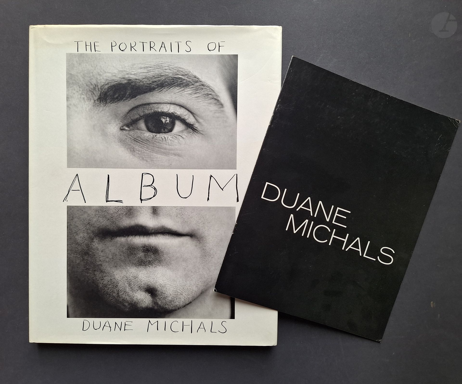 MICHALS, DUANE (1932) [Signé]
Album. The Portraits of Duane Michals 1958-1988
Twelvetrees Press, 1988.
In-4 (36 x 28 cm). Deuxième édition, signée par Duane Michals en page de faux-titre. Superbe impression en duotone. Reliure en tissu gris titrée en noir sous jaquette illustrée. 
On joint:
un catalogue d'exposition de Duane Michals à la Sidney Janis Gallery, New York, 1976 " Exhibition of Photo-Portraits & Street Scenes. Sequences: Black & White and Color. Photographs with Text. Text without Photographs"