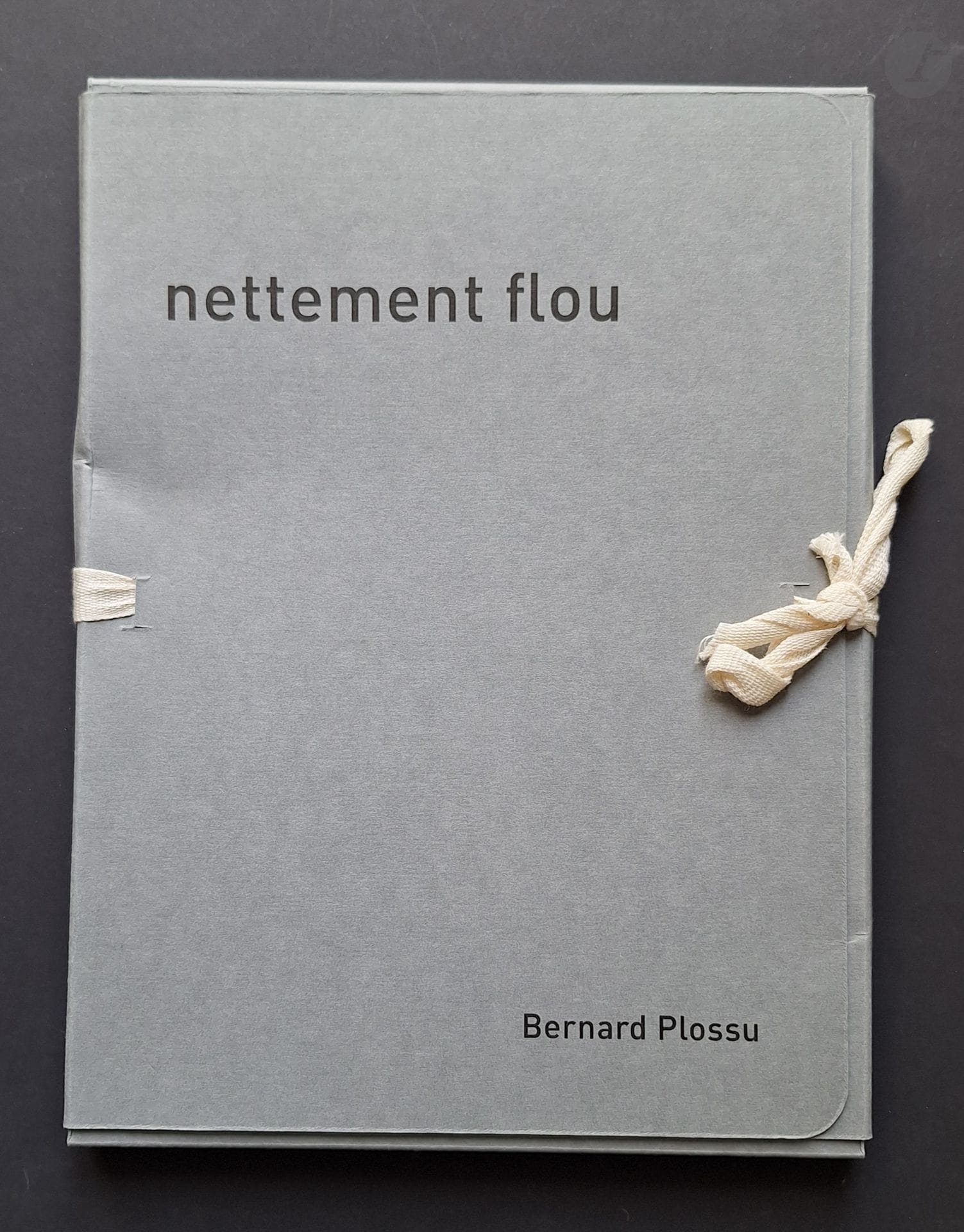 PLOSSU, BERNARD (1945) [Signé]
Nettement flou.
Galerie Les Yeux Ouverts. Fontainebleau, 2021.
Portfolio petit in-4 (26,5 x 20 cm), couverture
titrée et cartonnée à rabats, composé de 20
épreuves argentiques (2021), toutes signées et
numérotées au crayon à 30 exemplaires aux
versos. Colophon signé et numéroté à 30
exemplaires en fin de volume. Exemplaire
n°14/30.
Format des épreuves : 24 x 18 cm