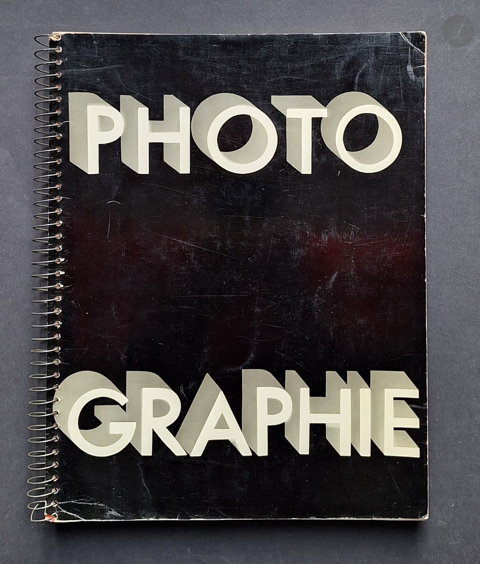 ARTS ET MÉTIERS GRAPHIQUES
PHOTOGRAPHIE 1930.
AMG, 1930.
In-4 (31 x 24 cm). Édition originale. 130 photographies imprimées en héliogravure, dont Tabard, Kertesz, Sougez, Parry, Lorelle, Steichen, Moholy-Nagy, Albin-Guillot, e.a. Reliure à spirale d'éditeur.