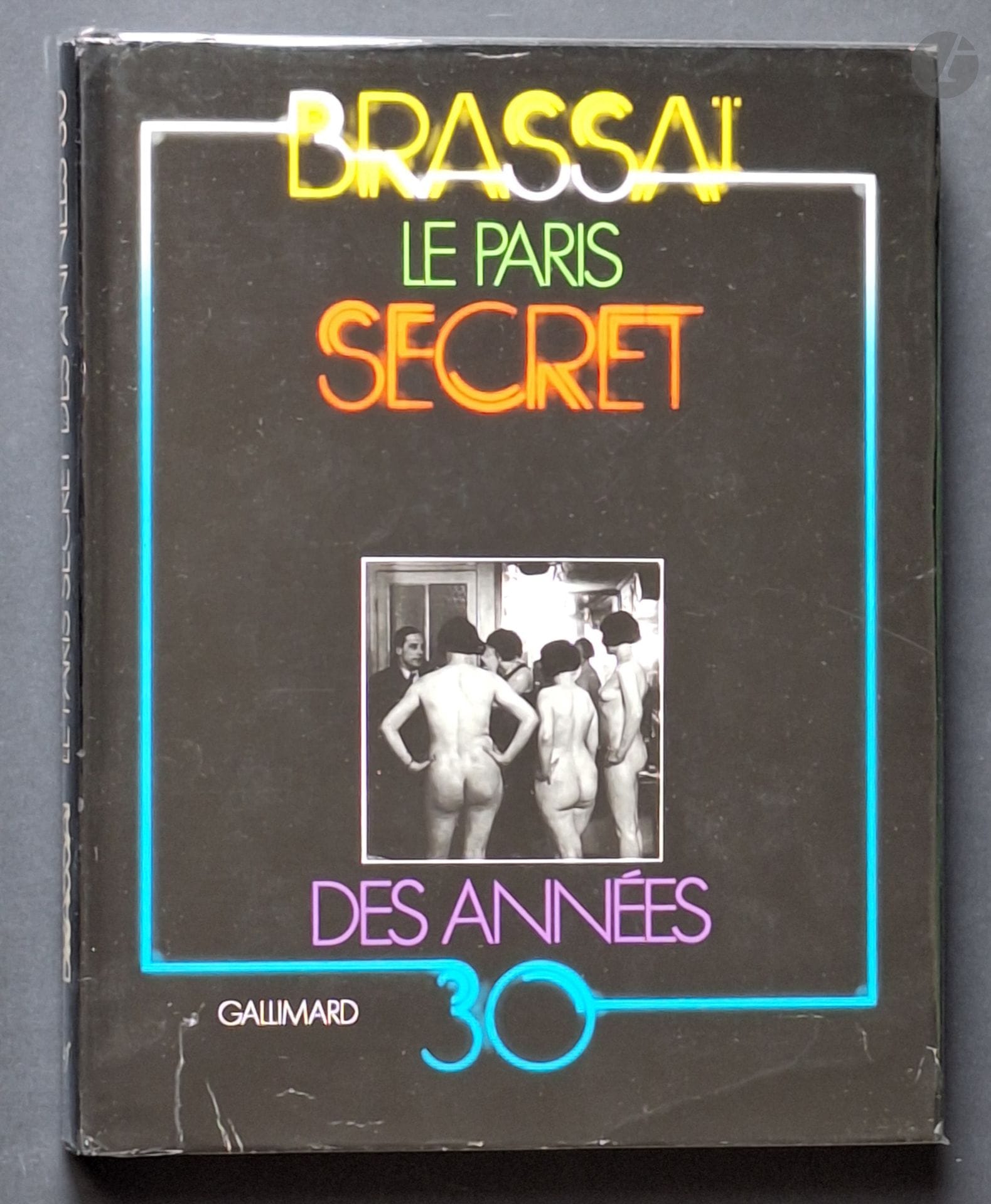BRASSAÏ (Gyula Halasz, dit) (1899-1984) [Signed]
Le Paris secret des années 30.
Gallimard, 1976.
In-4 (28 x 22 cm). First edition, dedicated, dated (1976) and signed by Brassaï. 192 pages. Bound in black cloth with dust jacket.