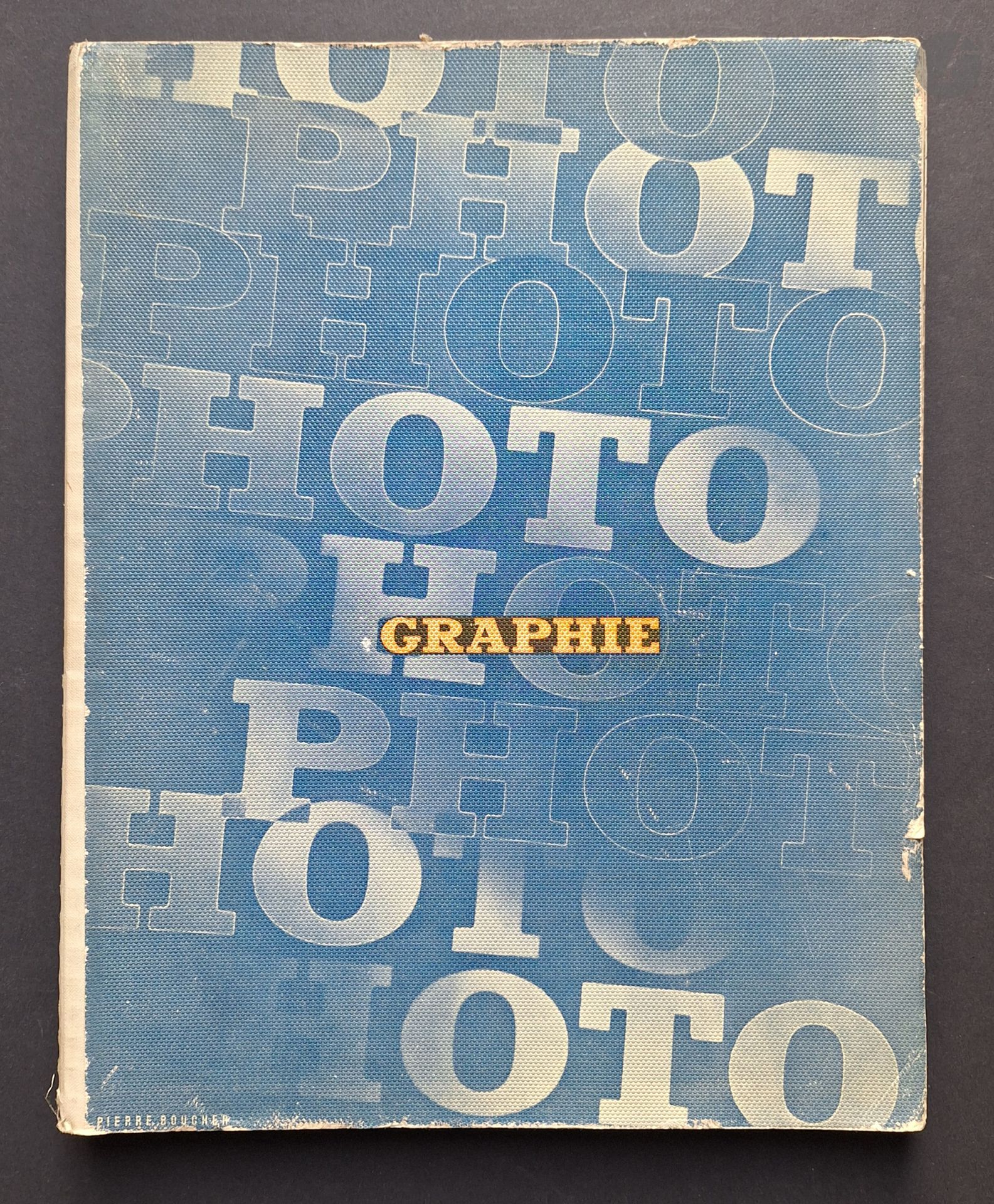 ARTS ET MÉTIERS GRAPHIQUES
PHOTOGRAPHIE 1939
AMG, 1939.
In-4 (31 x 24 cm). Édition originale. Texte de Jean Selz. 90 photographies superbement imprimées en héliogravure. Photographies de Ylla, Erwin Blumenfeld, Hein Gorny, Florent Fels, Brassaï, Florence Henri, Bill Brandt, Pierre Jahan, André Steiner, Emmanuel Sougez, e.a. Reliure à spirale.