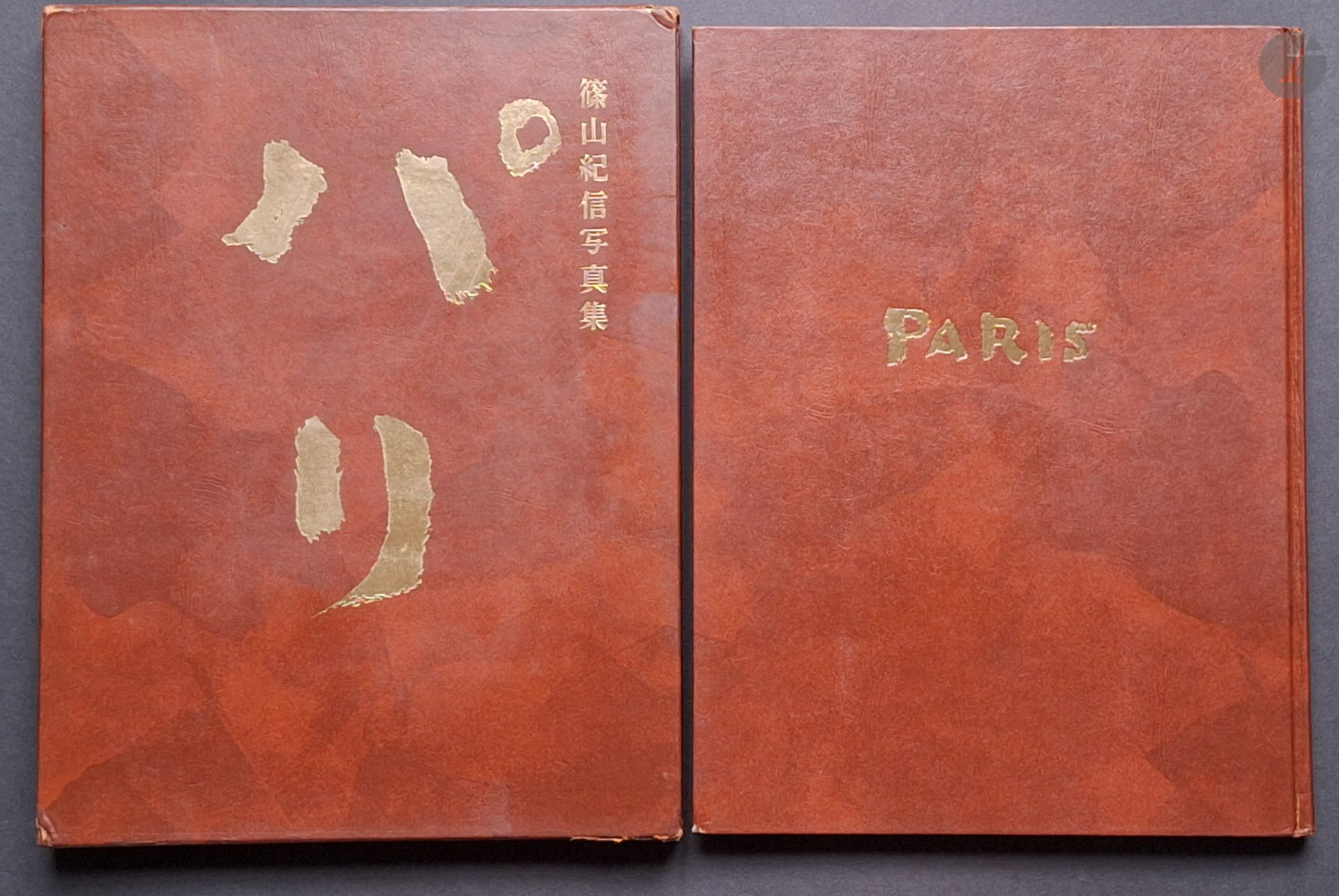 SHINOYAMA, KISHIN (1940)
Paris.
Schinchosha, Tokyo, 1977.
Grand in-4 (35,5 x 27 cm). Édition originale. 133 photographies en couleurs imprimées à pleine page. Reliure en simili cuir brun avec titre doré. Emboîtage brun d'éditeur, avec défauts. Bien complet de la carte dépliante de localisation des photographies.