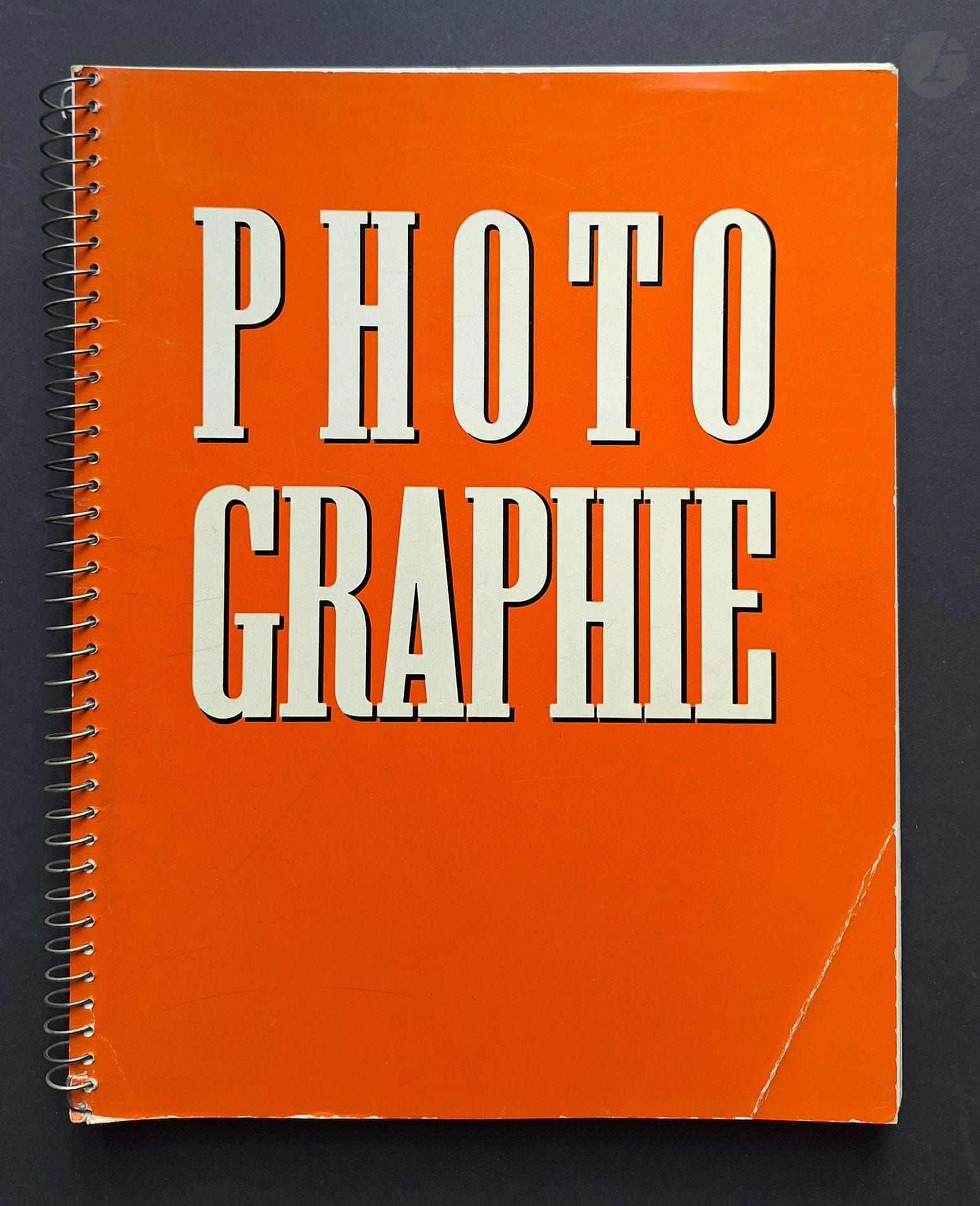 ARTS ET MÉTIERS GRAPHIQUES
PHOTOGRAPHIE 1932
AMG, 1932.
In-4 (31 x 24 cm). Édition originale. Texte de André Beucler. 124 photographies superbement imprimées en héliogravure. Photographies de Cecil Beaton, Munkacsi, Nora Dumas, Pierre Boucher, Yva, Jean Moral, Ilse Bing, Berenice Abbott, Hoppé, Helmar Lerski, Margaret Bourke-White, Lee Miller, e.a. Reliure à spirale. Coin de la première de couverture cornée.