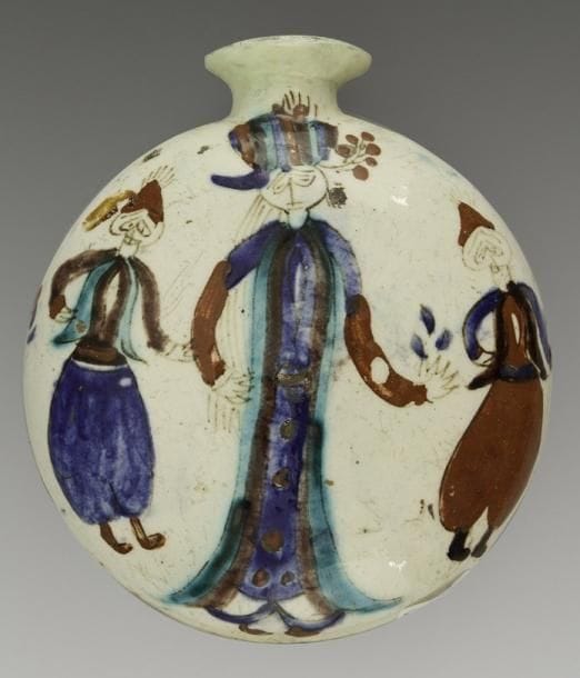 Gourde aux personnages, Turquie ottomane, Kutahya, XVIIIe-XIXe siècle Céramique siliceuse à panse globulaire et petit goulot évasé. Décor peint en polychromie sur fond blanc sous glaçure transparente sur chaque face, d?une jeune femme vêtue d?un long manteau et d?une robe bleue, encadrée de serviteurs aux pantalons bouffants. H.: 15 cm A Kutahya flask, Ottoman Turkey, 18th-19th century. (*)
