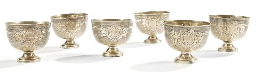 Six porte-tasses zarf à la tughra d?Abdülhamid II (r. 1293 H. / 1876-1327 H. / 1909) Turquie, fin du XIXe - début du XXe siècle Argent à panse hémisphérique sur piédouche dévissable, à décor ciselé d?un cartouche végétal sur fond rayé et agrémenté de petits points. Marque sheshme, poinçons sah, et tughra du sultan Abdülhamid II (r. 1293 H. / 1876-1327 H. / 1909) sur la panse, et marque sah sur le pied. Haut.: 4,5 cm Poids: 174 gr Six silver cupholders, Zarf, with Abdülhamid the 2nd?s Tughra, Turkey, end of 19th-begining of 20th century