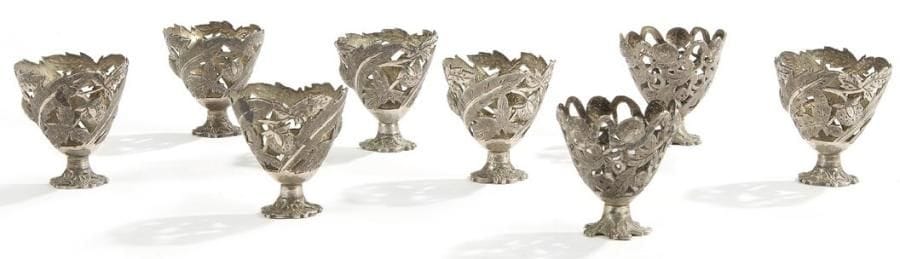 Huit porte-tasses zarf, aux tiges de fraisiers, Turquie, fin du XIXe siècle Argent à panse conique et piédouche dévissable, à décor ajouré et ciselé de tiges de fraisiers. Pseudo tughra et marques sheshme sur la panse et sur la base. Haut.: 5 cm Poids: 238 gr Eight silver cup-holders, Zarf, with strawberry branches, Turkey, end of 19th century