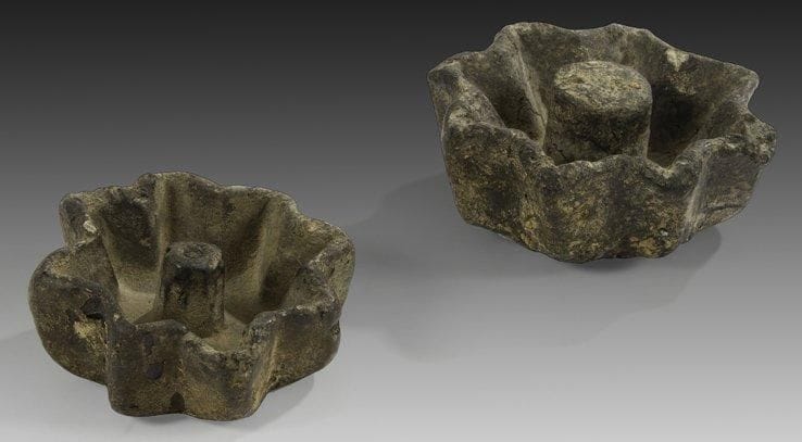 Deux lampes à huiles étoilées, Yémen, XXe siècle Pierre sombre sculptée en forme d?étoile, présentant de fortes traces de fumée. Diam.: 11,5 et 9 cm Two starshape stone oil-lamps, Yemen, 20th century
